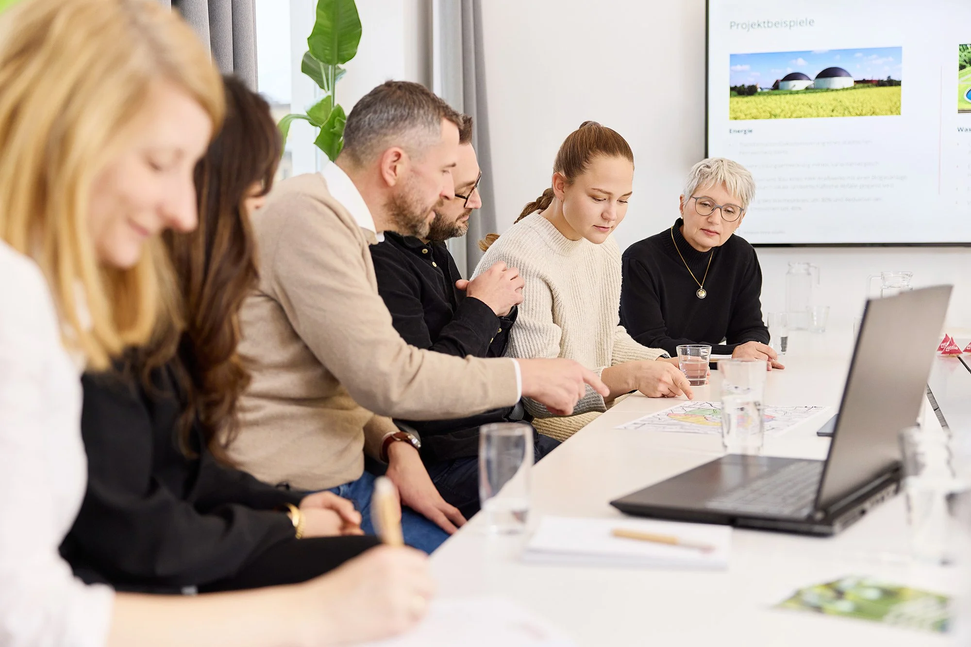 Eine Gruppe von Mitarbeitern in einer Arbeitssituation im Büro
