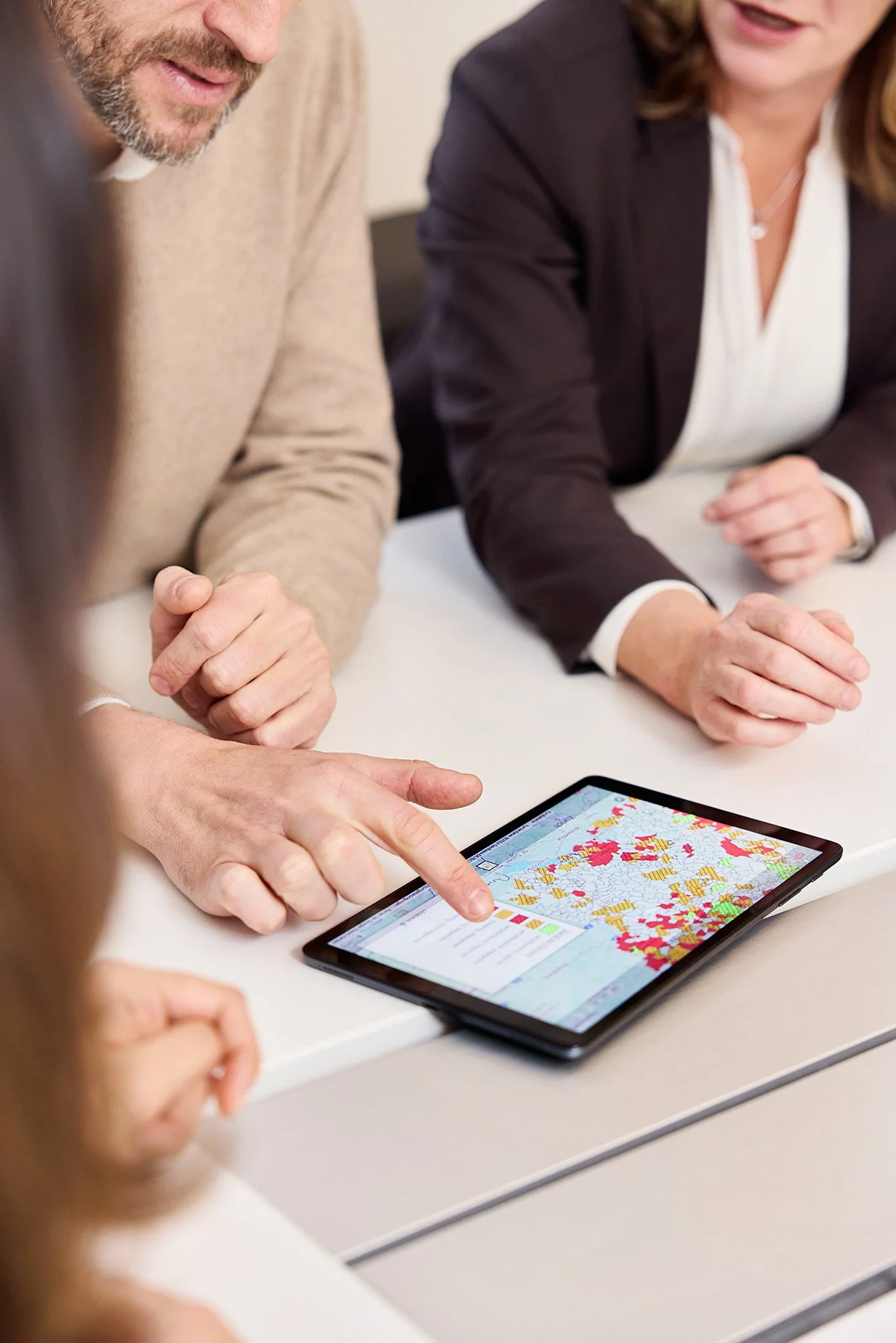 Eine Werbefotografie von einem iPad, auf dem einem Lageplan zu sehen ist