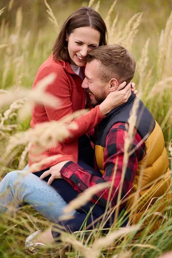 Ein Pärchen kuschelt im Gras