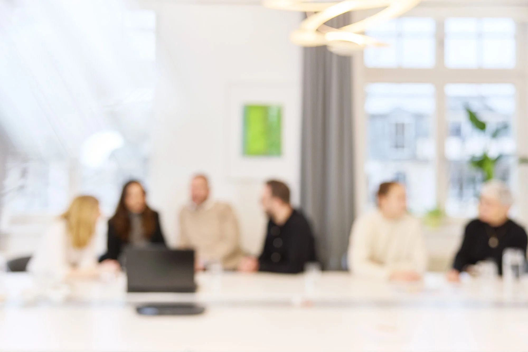 Ein Werbefotos mit gewollter unschärfer aus einem Büro in einer Besprechungssituation