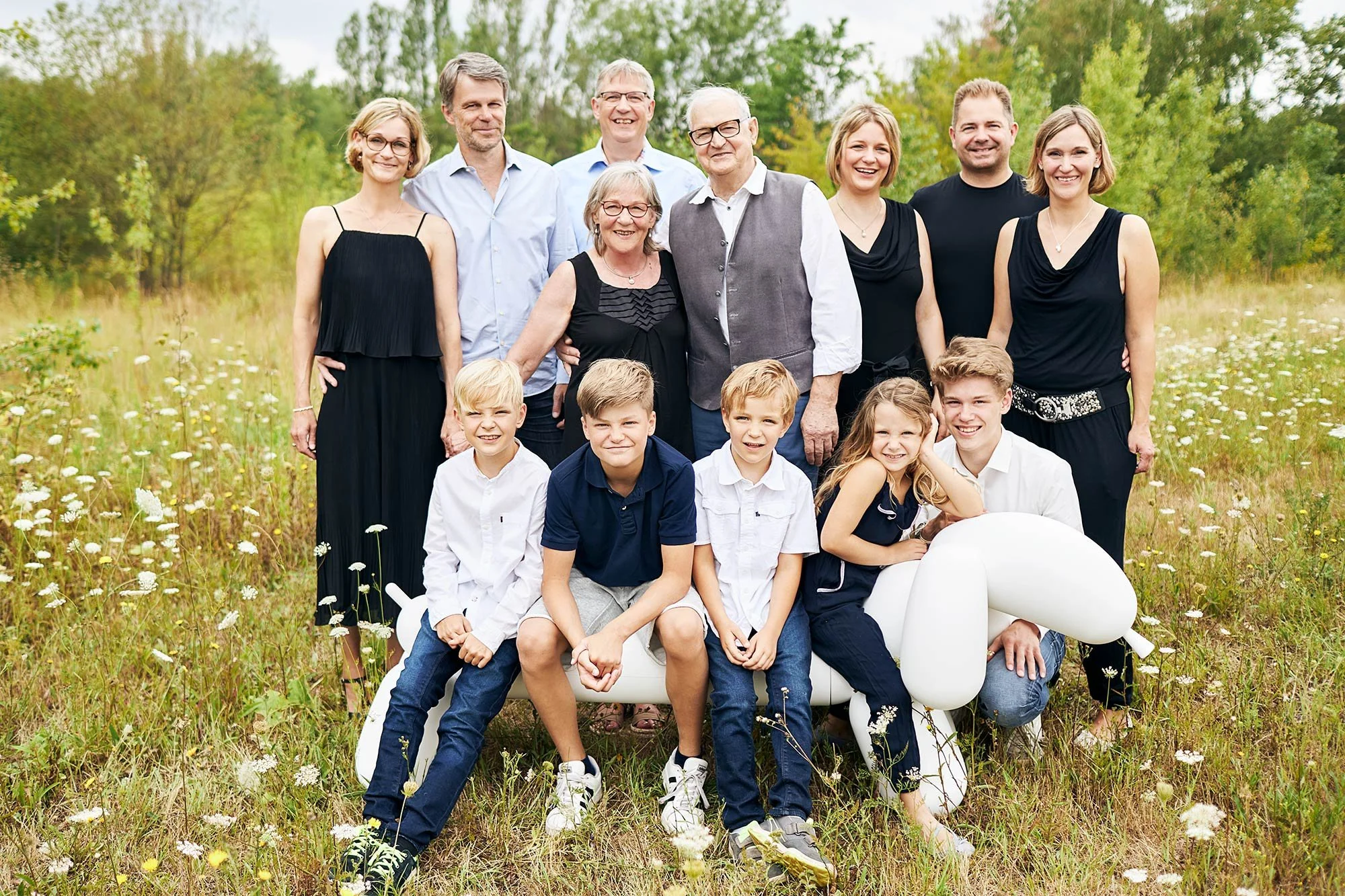 Zeitloses Familienportrait mit Nähe, Wärme und natürlichem Ausdruck