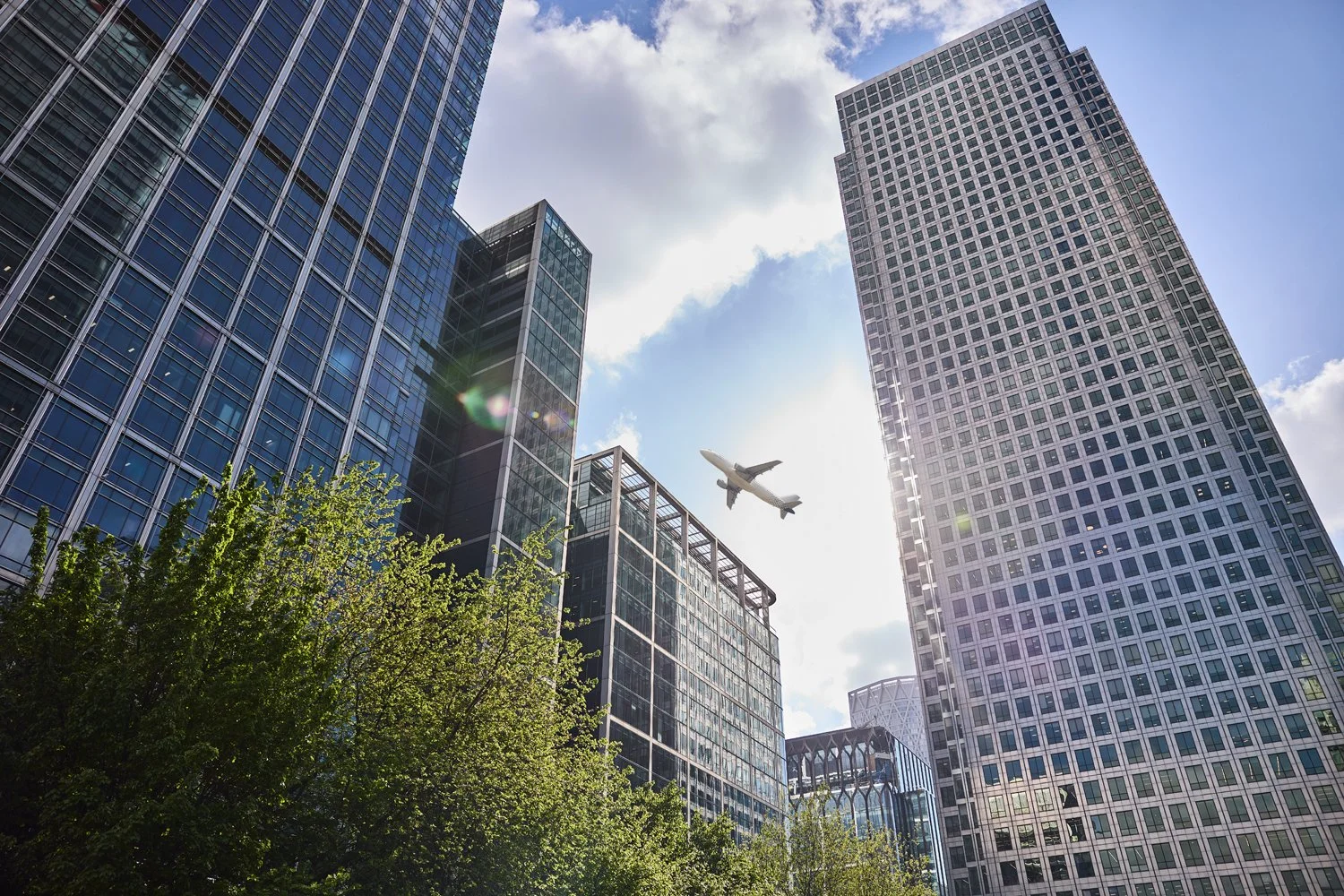 Eine Werbefotografie mit Hochhäusern und einem Flugzeug