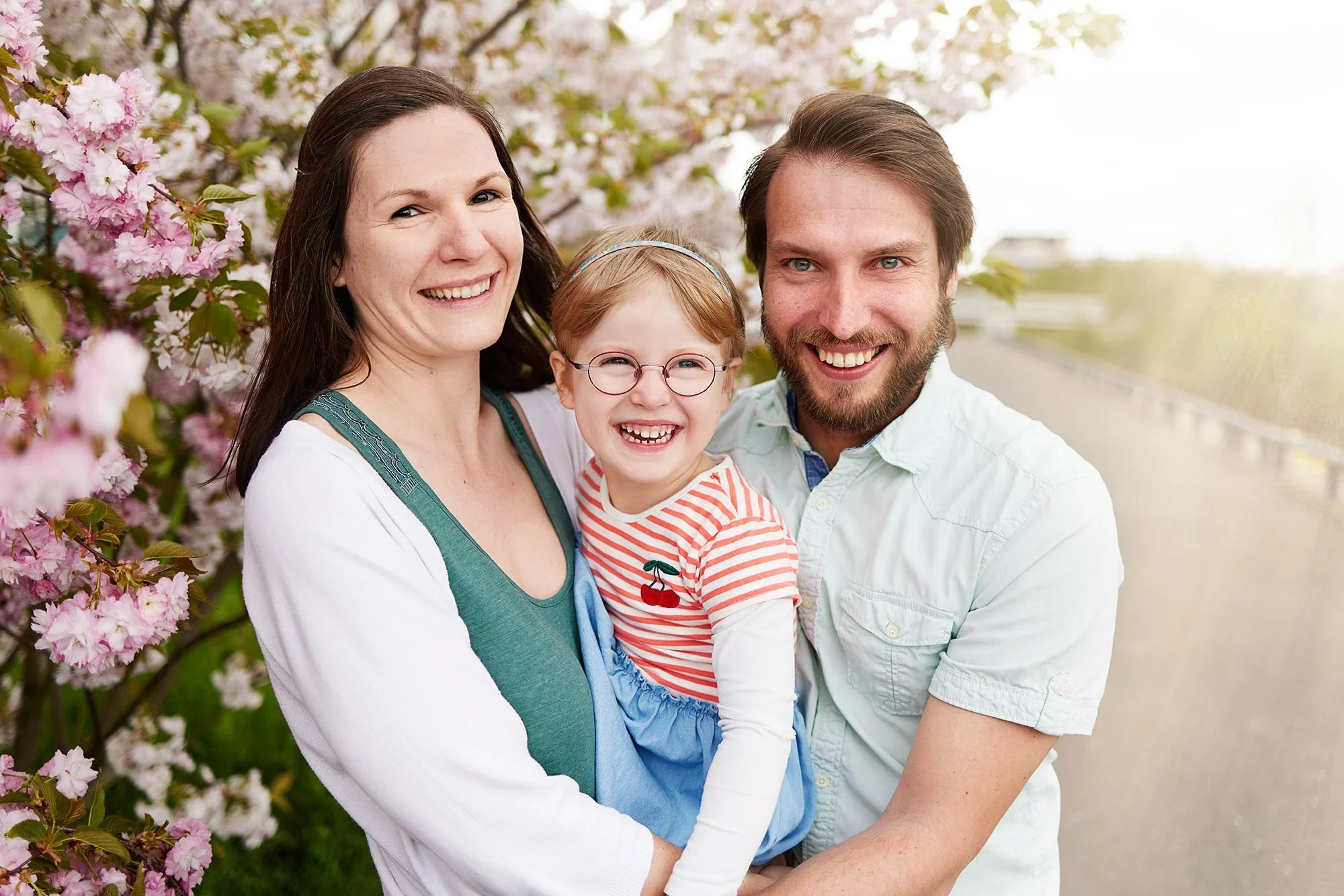 Eine Familie posiert für den Familienfotografen in der Natur