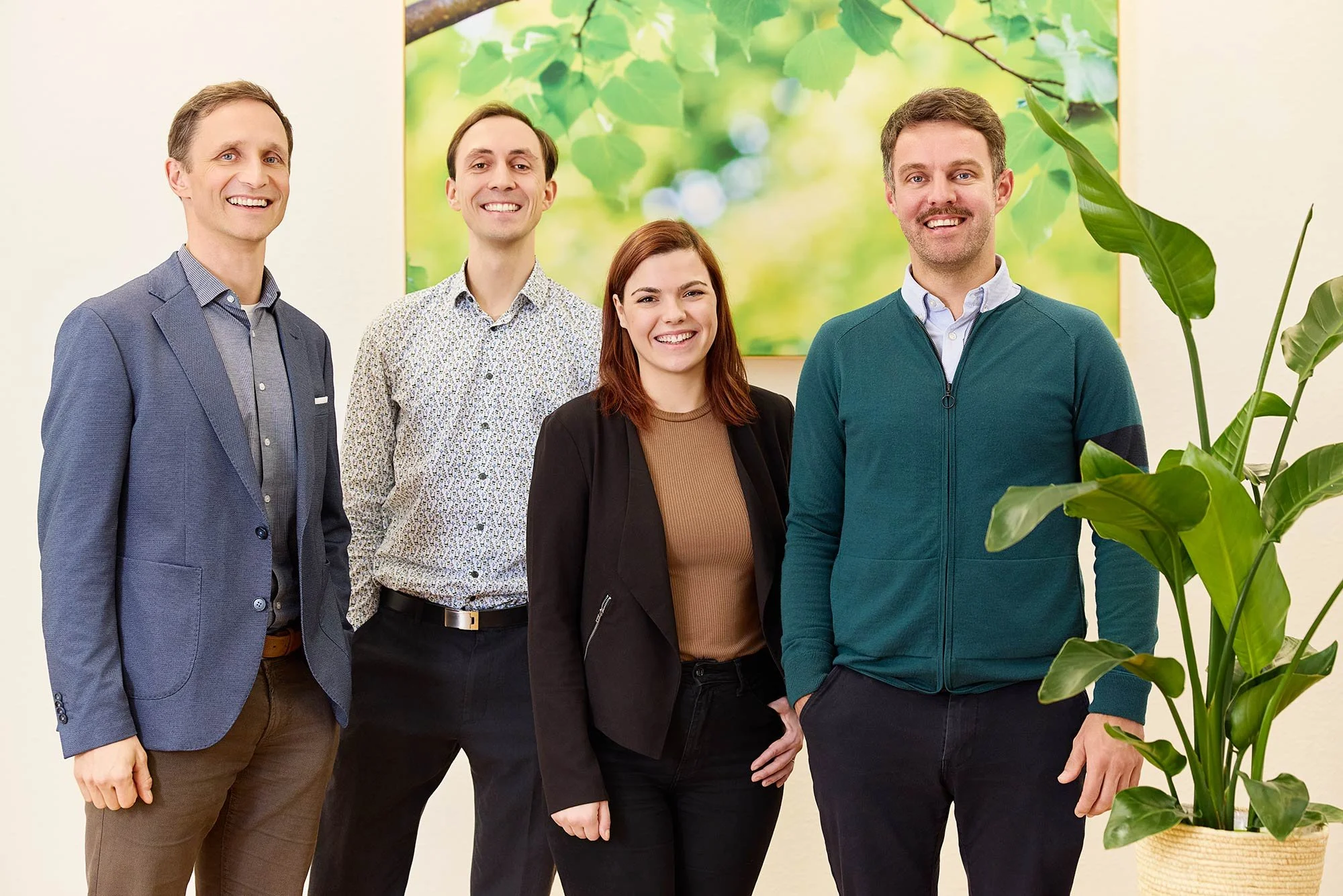 Ein Teamfoto von vier Personen