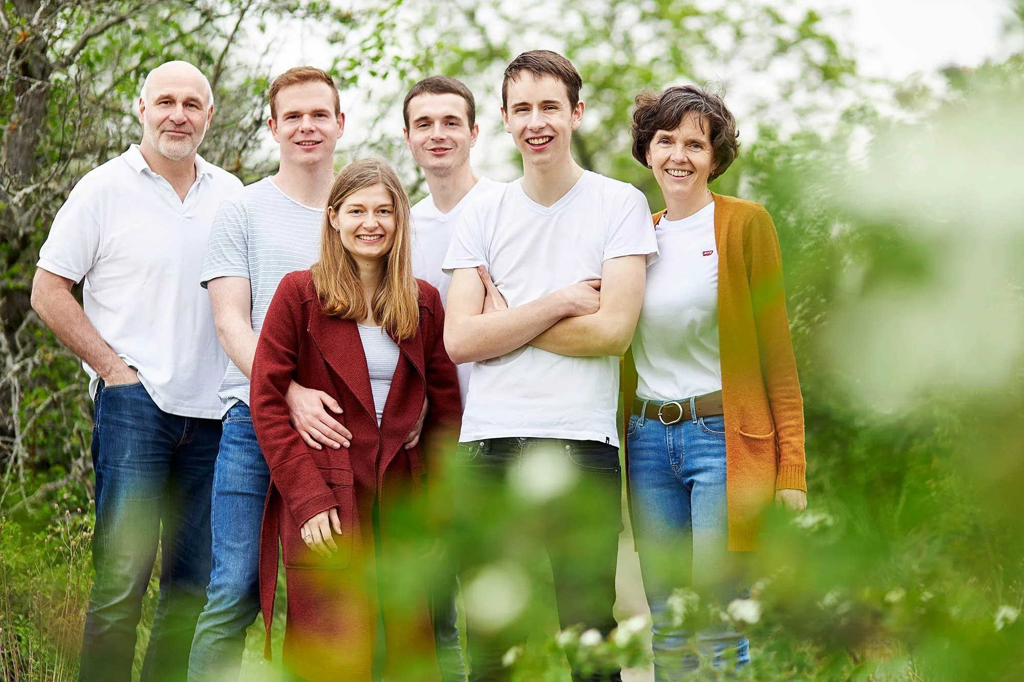 Natürliche Familienfotos in Leipzig mit entspannter und liebevoller Atmosphäre