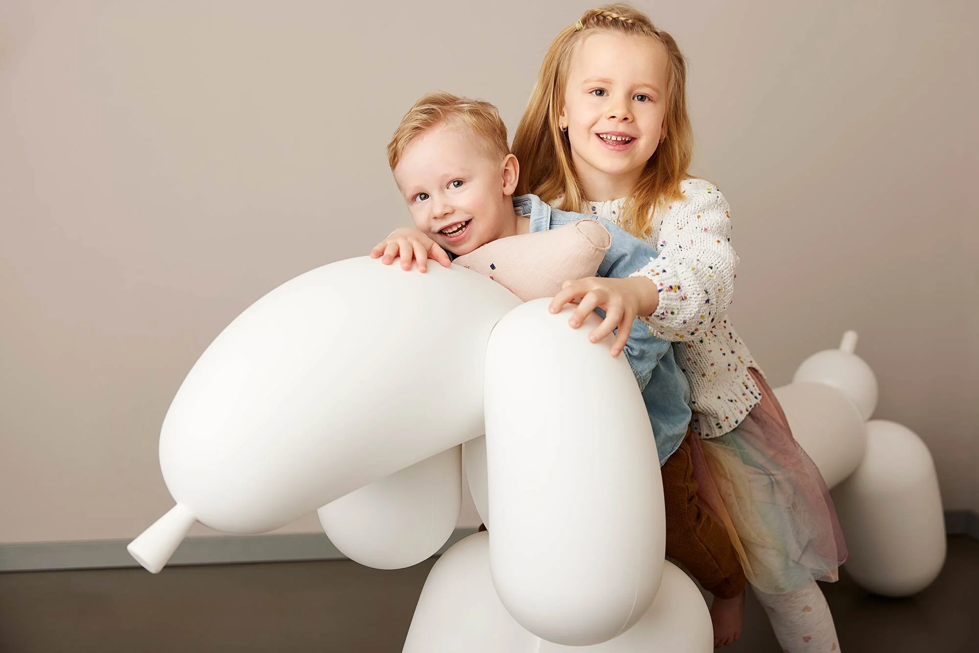 Kinder lachen natürlich während eines Familienfotoshootings