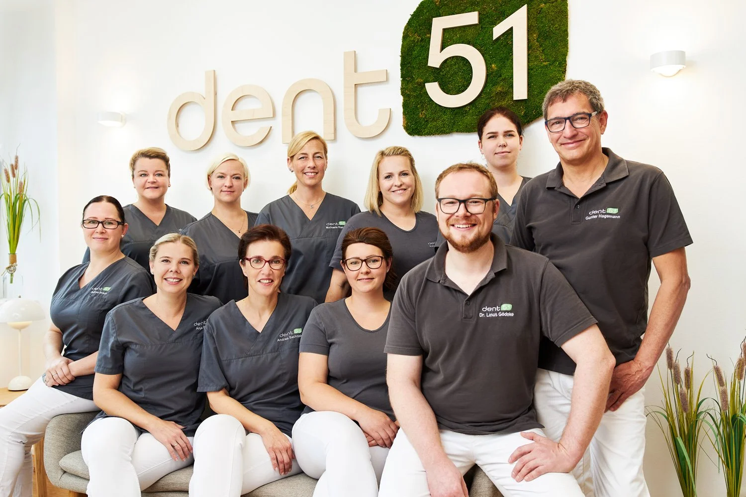 Ein Gruppenfoto von elf Teammitgliedern einer Zahnarztpraxis