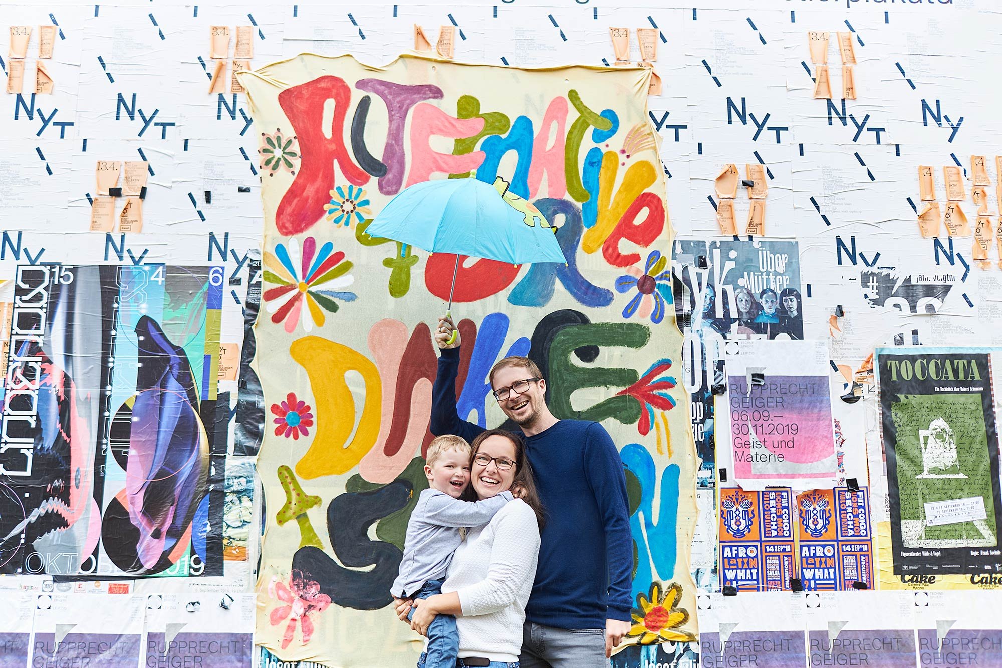 Eine Familie posiert vor einer bunten Wand beim Fotoshooting in Leipzig