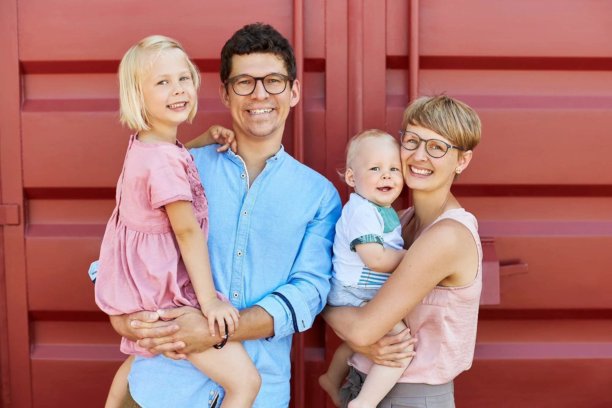 Eltern und Kind beim entspannten Familienfotoshooting