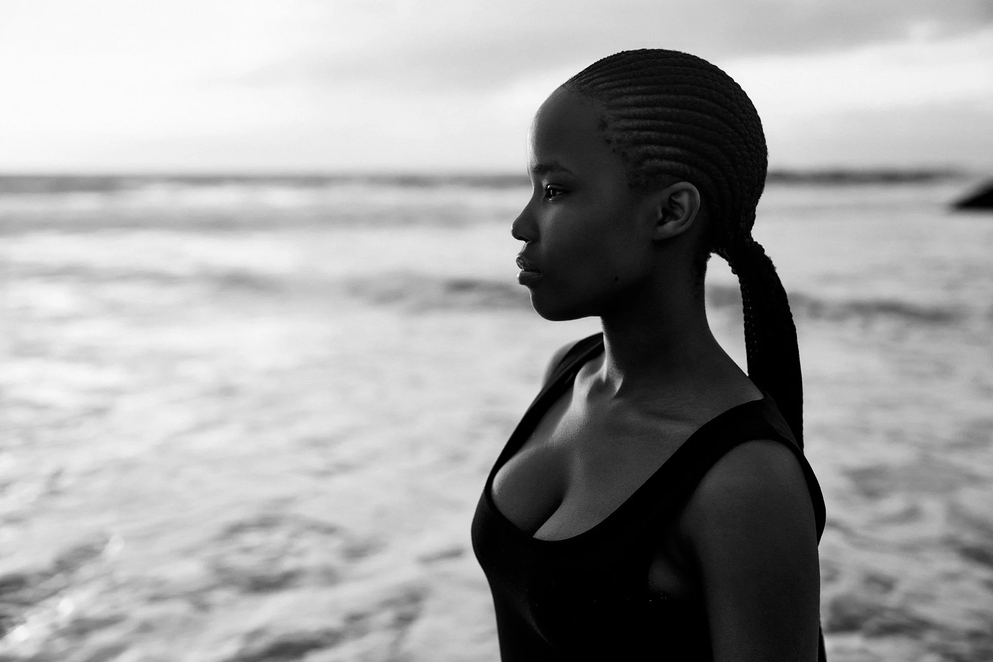 Ein schwarz-weiß Portrait von einer Frau am Meer