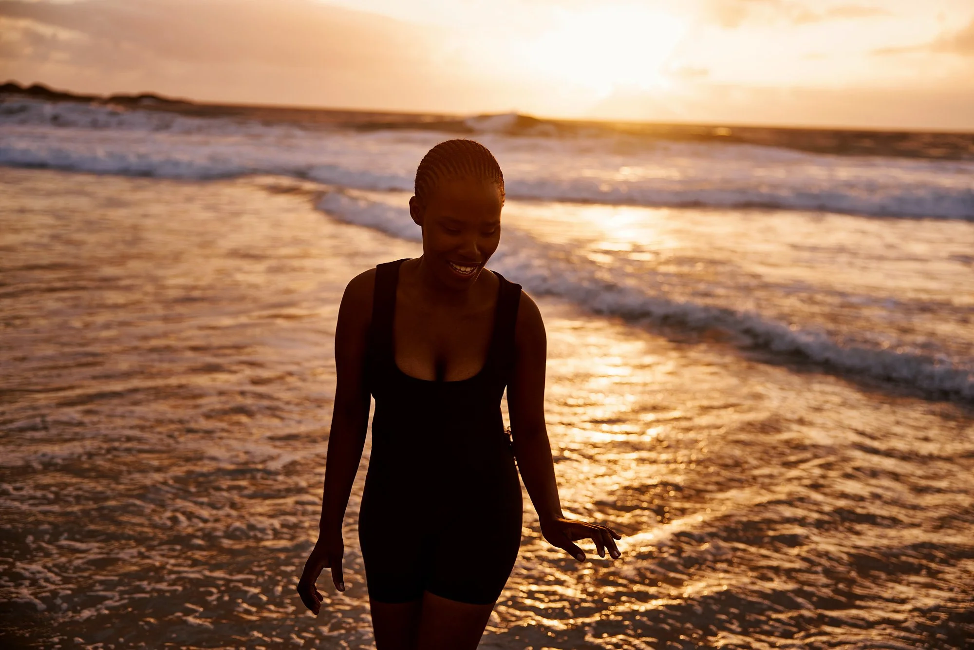 Ein Portrait Fotograf fotografiert eine junge Frau am Meer