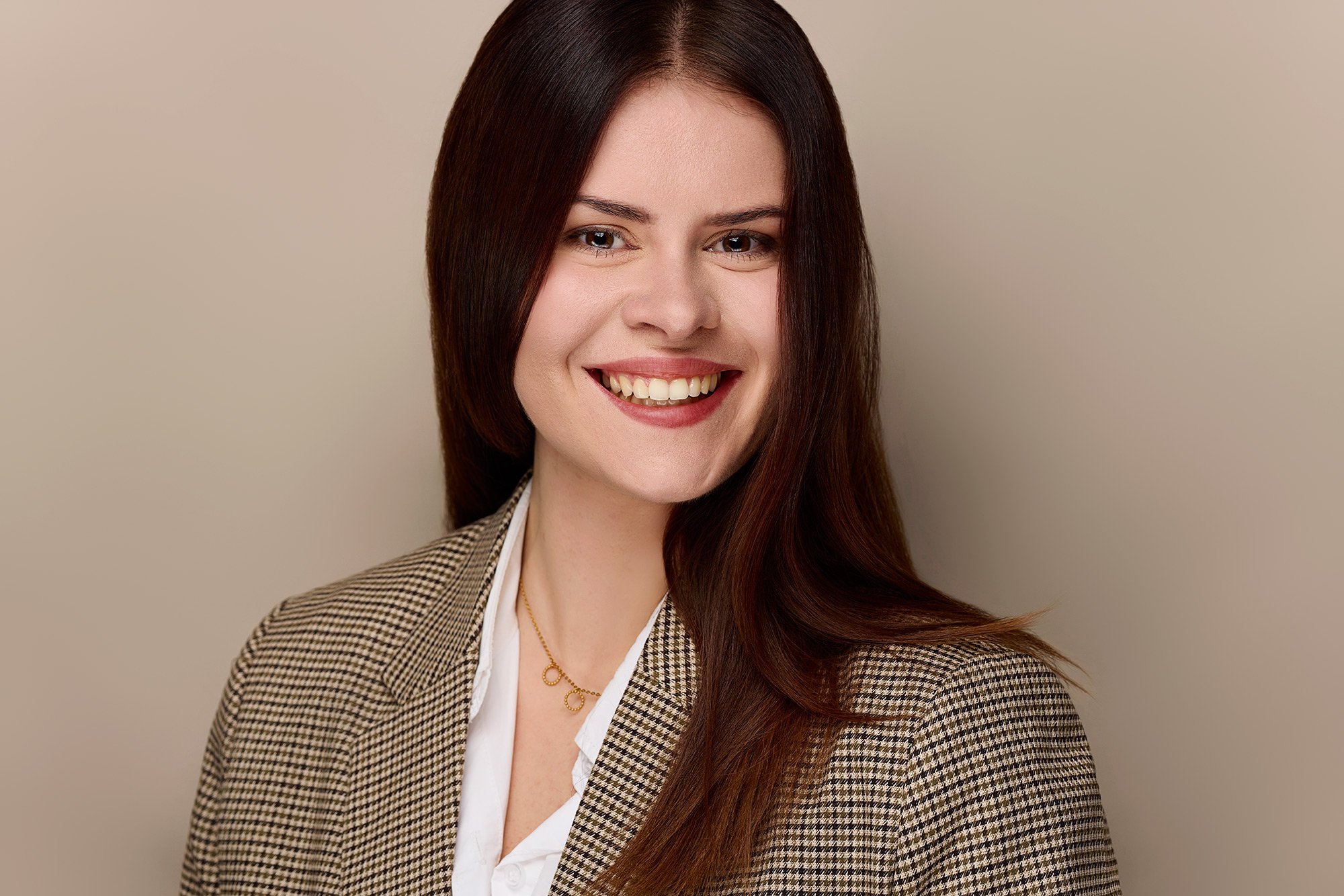 Ein Profilbild von einer Frau mit langen dunklen Haaren