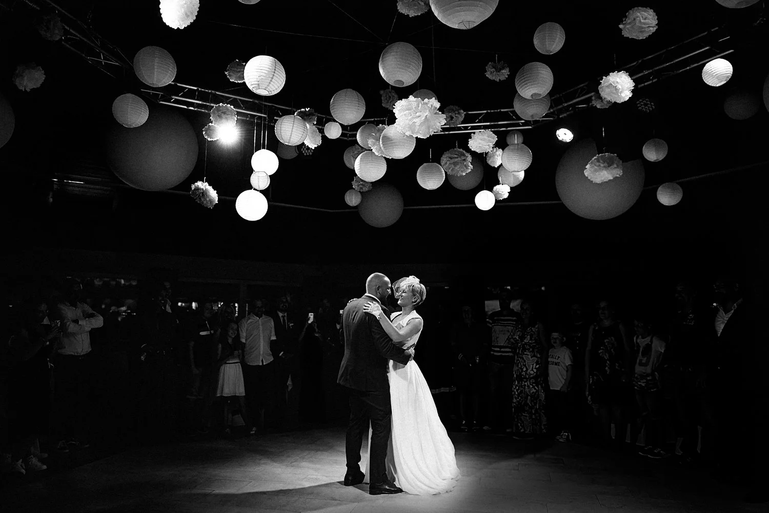 Ein Brautpaar beim Hochzeitstag unter Lampions