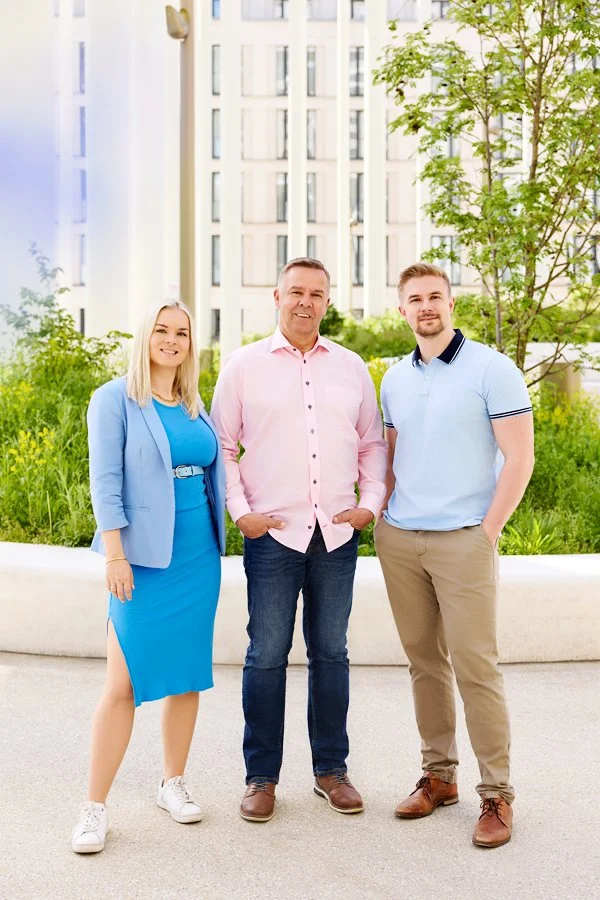 Zwei Männer und eine Frau pausieren für ihr Business Foto in Leipzig im Grünen