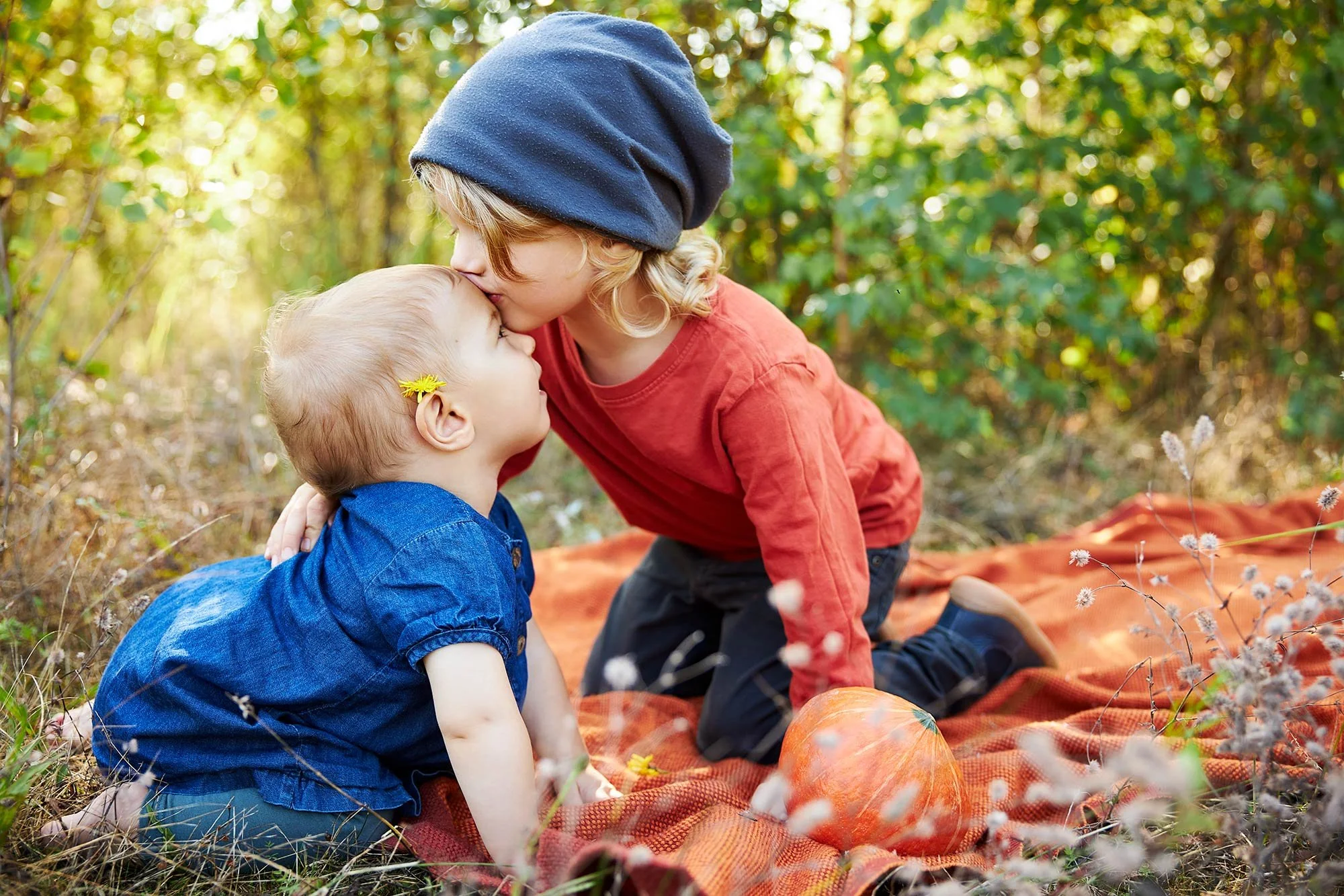 Liebevoller Moment zwischen Geschwistern bei einem Familienfotoshooting
