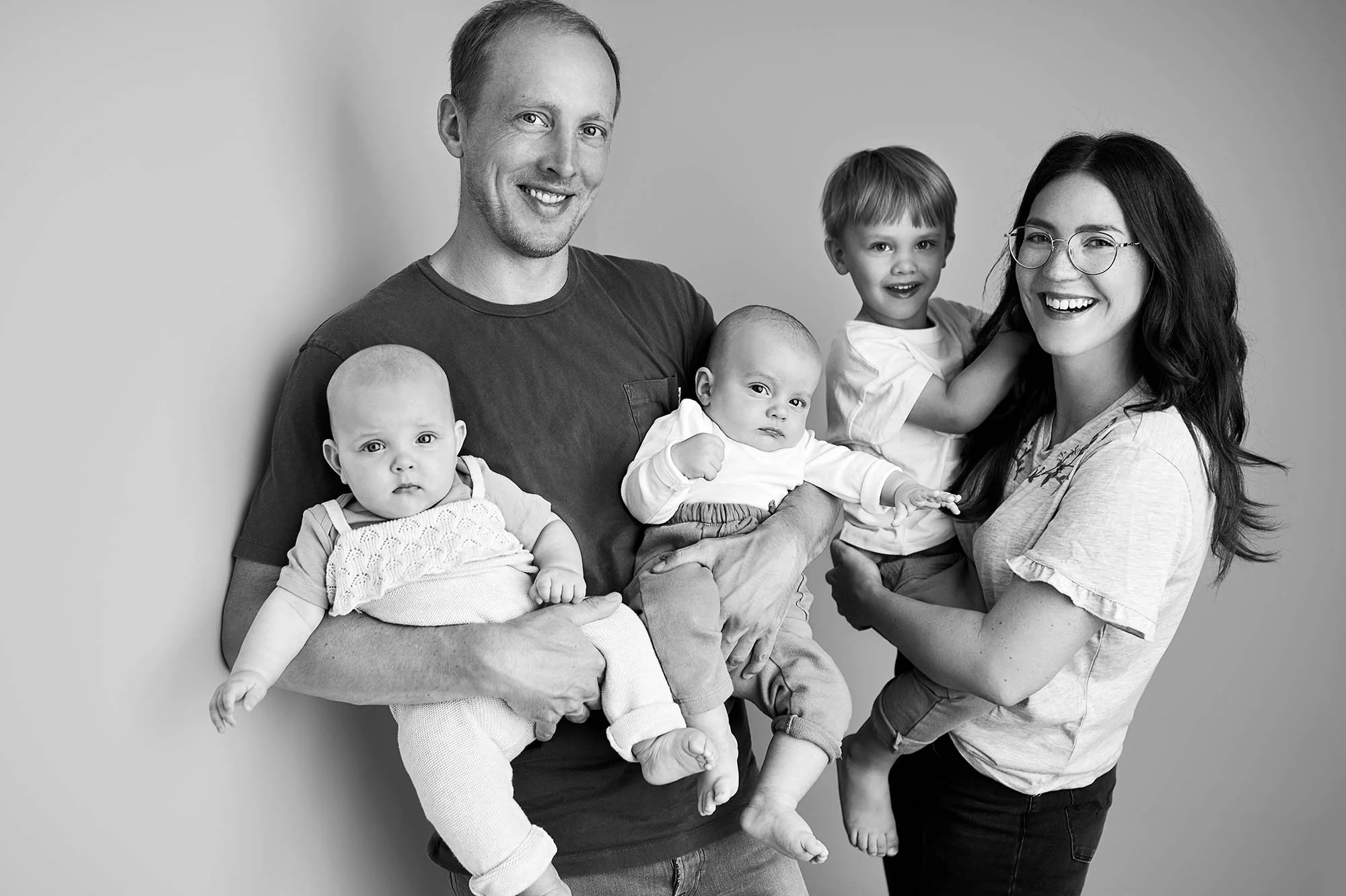Liebevoller Moment zwischen Familie und Kind in heller Atmosphäre