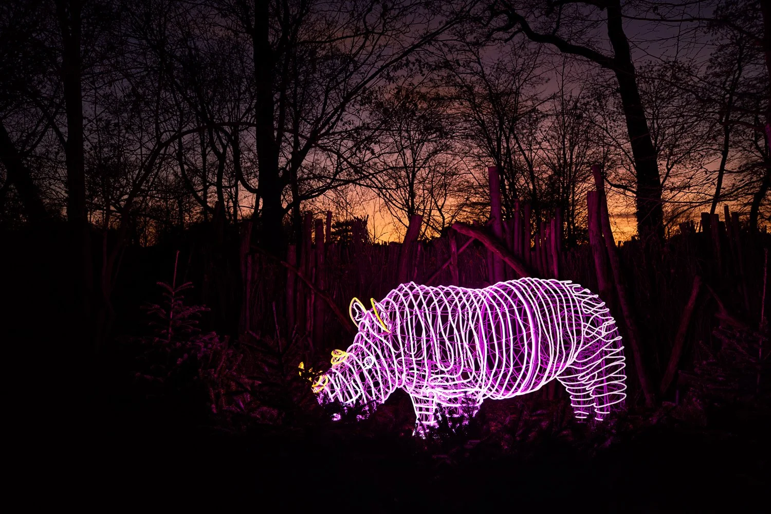 Ein Nashorn aus Neonröhren im Leipziger Zoo