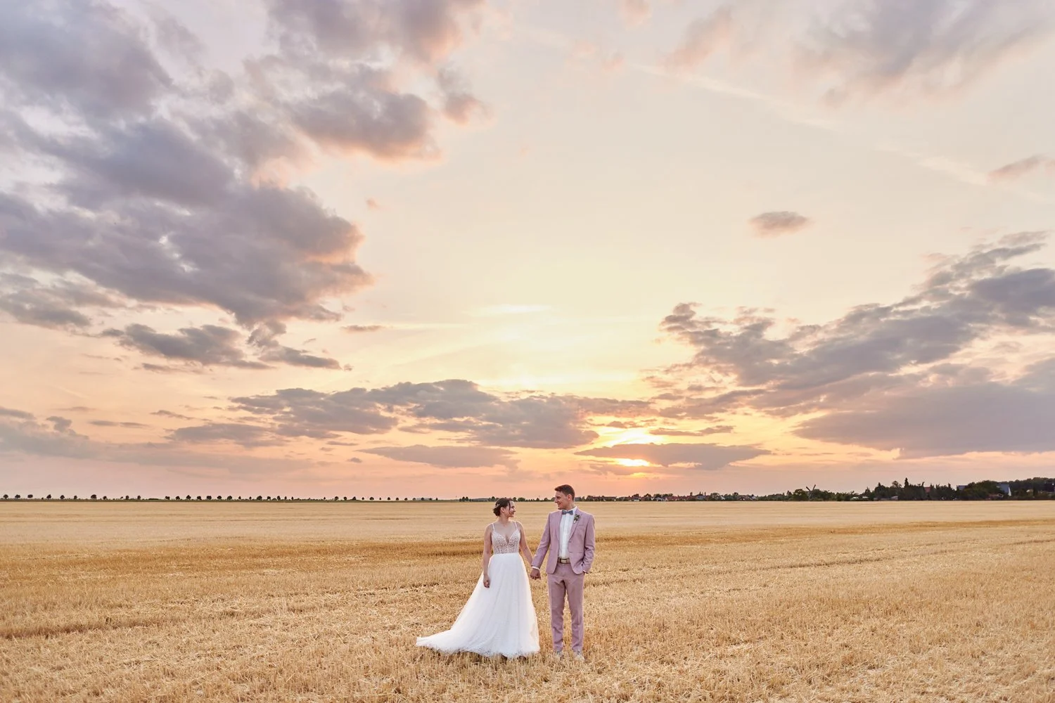 Ein Hochzeitspaar posiert für den Hochzeitsfotografen