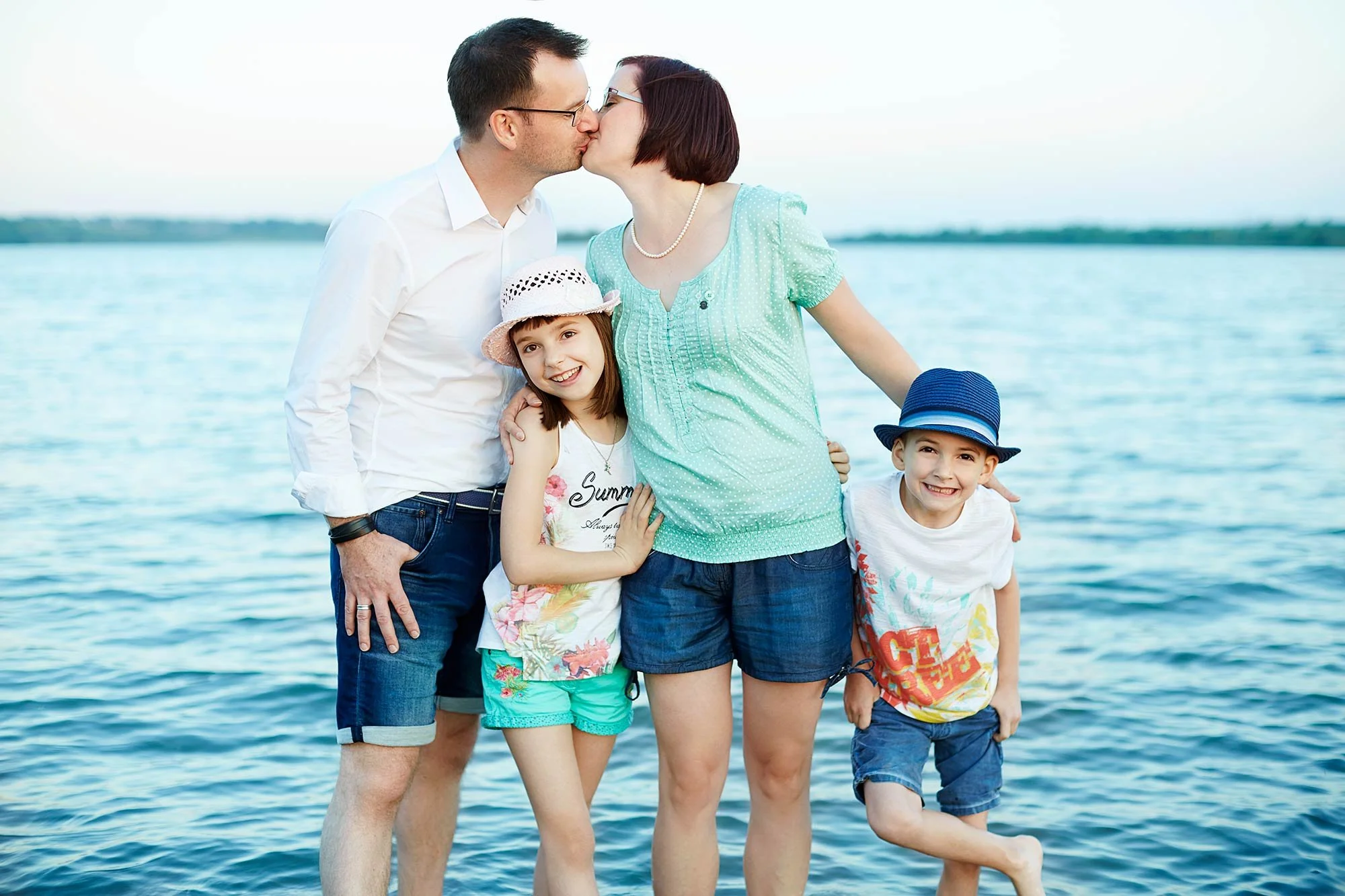 Familienfoto mit echter Verbindung und natürlichem Ausdruck