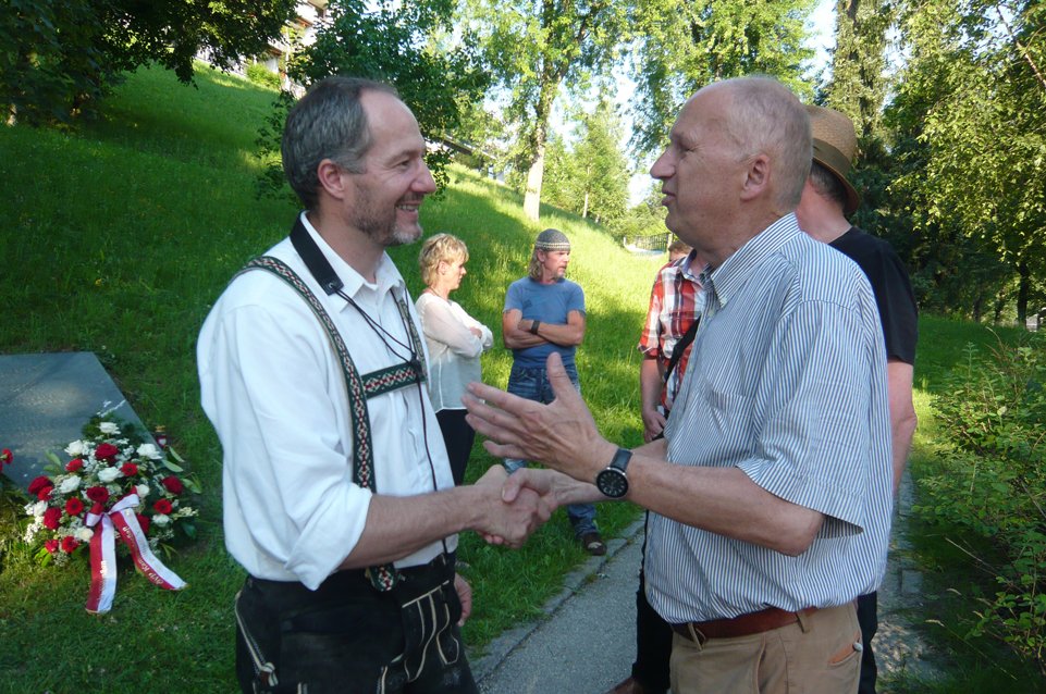 2.7.2015-14 Michael Mooslechner dankt Hannes Rola für die musikalische Umrahmung.jpg