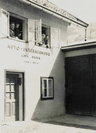 Theresia und Alois Buder mit Familie in ihrem Haus im Untermarkt von St. Johann.