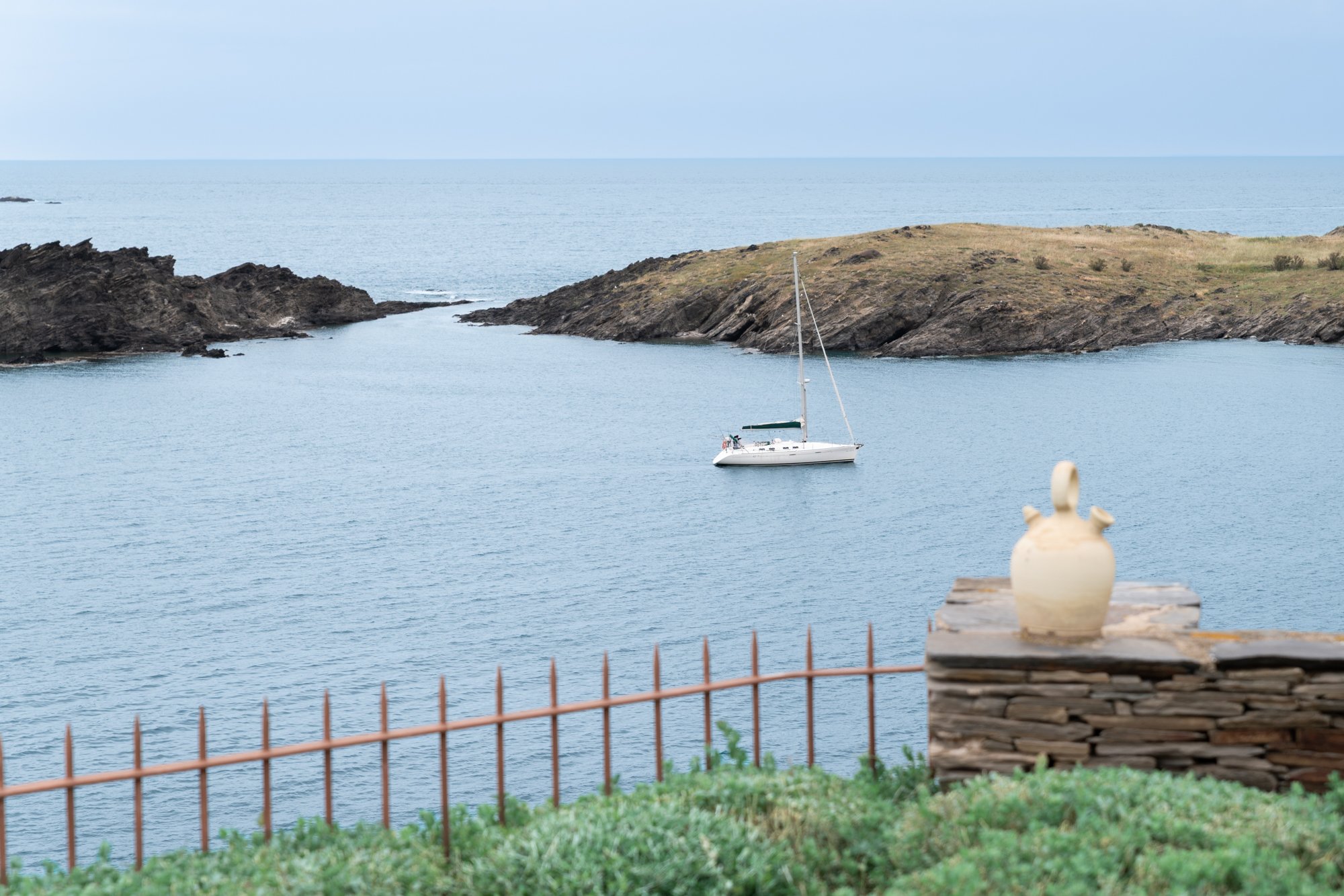 Salvador Dalí, Casa del Capitan, Port Lligat, Cadaqués, Costa Brava, Villa, Paysages, Montagne, Mer, Eau, Terre, Lac, Fleur, Nature, Randonnée, Perpignan, Paris, Pyrénées-Orientales, Occitanie, Neige, Halpe d'Huez, ski; Juliette Jem; Photographe; Evè