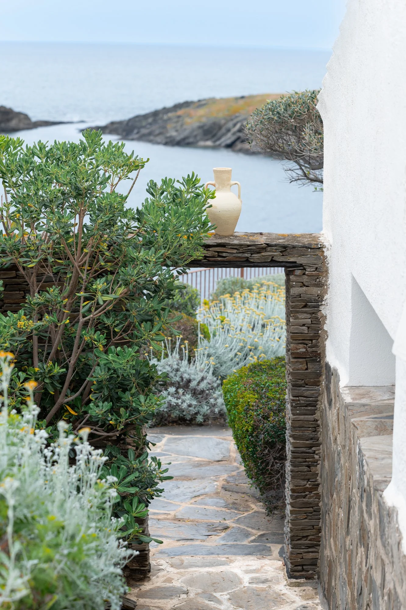 Salvador Dalí, Casa del Capitan, Port Lligat, Cadaqués, Costa Brava, Villa, Paysages, Montagne, Mer, Eau, Terre, Lac, Fleur, Nature, Randonnée, Perpignan, Paris, Pyrénées-Orientales, Occitanie, Neige, Halpe d'Huez, ski; Juliette Jem; Photographe; Evè