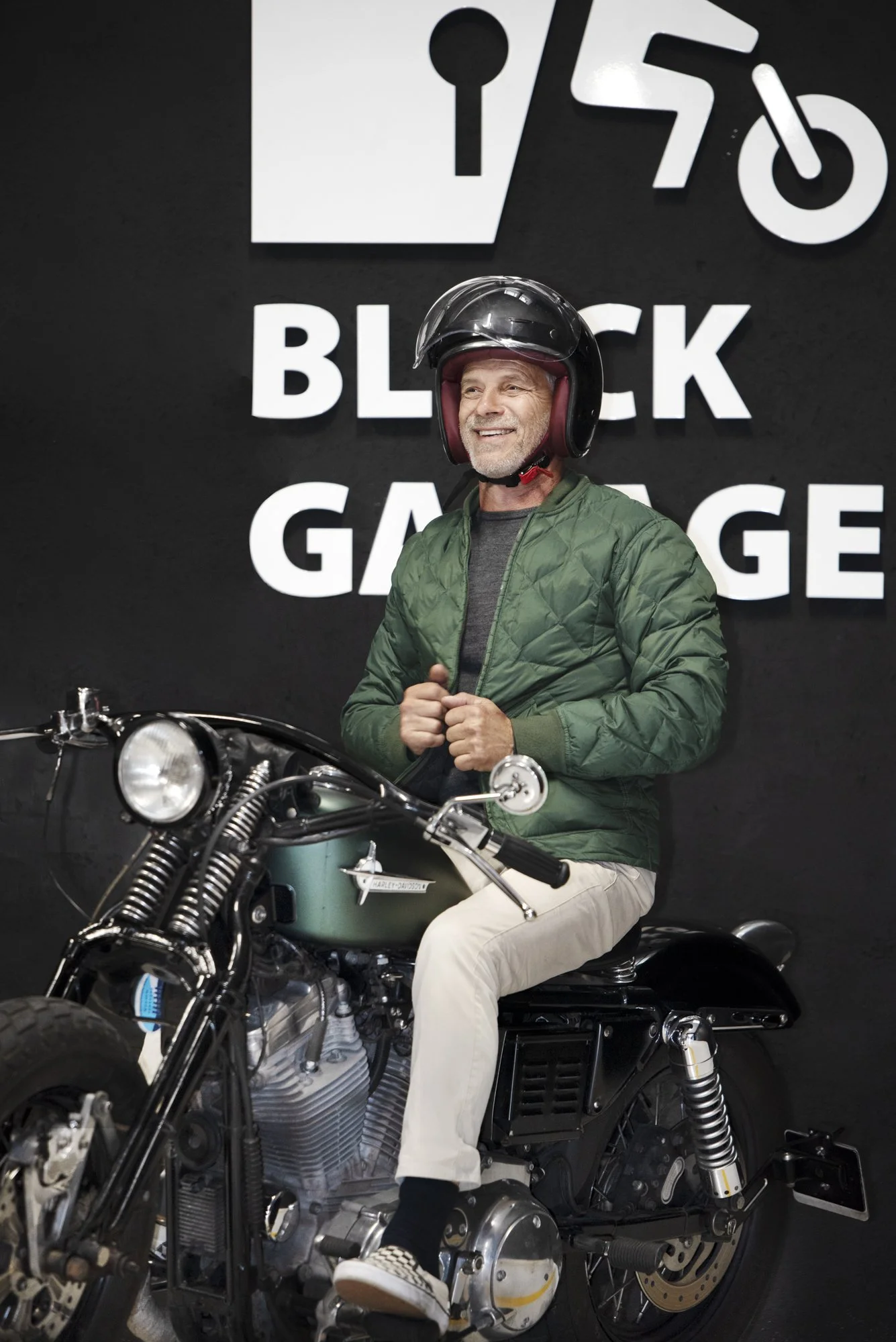 Blac kGarage; Motards;  Paris; Perpignan Portrait Professionnel; Entreprise; Société Paris; Perpignan; France; Photographe; Juliette Jem ; Portrait Professionnel Paris Expert-Comptable N&B Paris Perpignan France ; Portrait Professionnel; Paris; Perpi