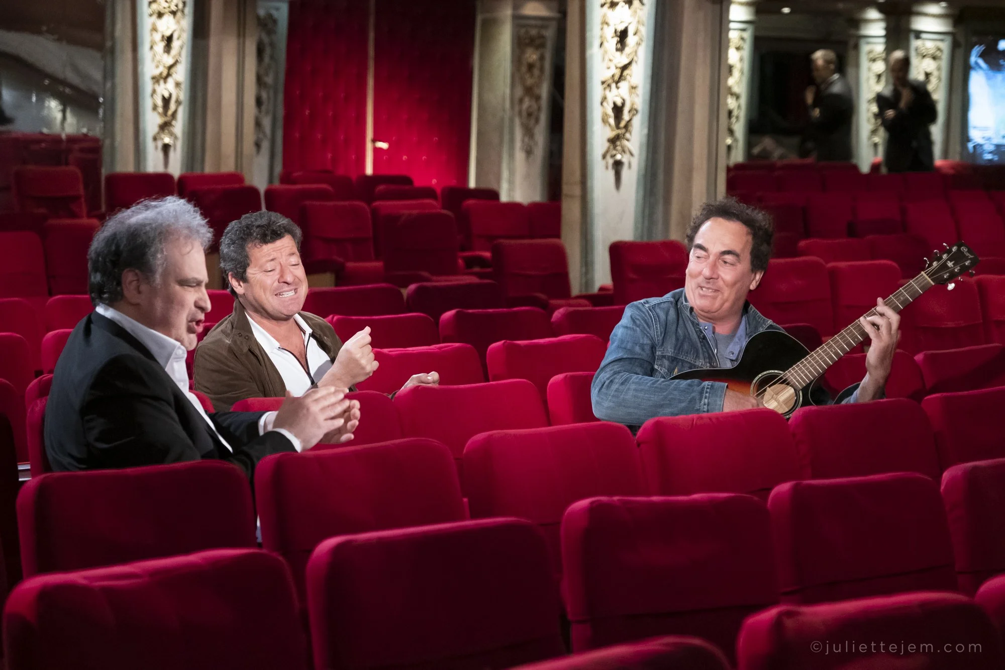 Les Chevaliers du Fiel Duo de chanteurs Raphaël Mezrahi Humoriste L'Humour de sa vie C8 émission de télé Backsatge Making-Of Paris Perpignan Musée Grévin Coulisses