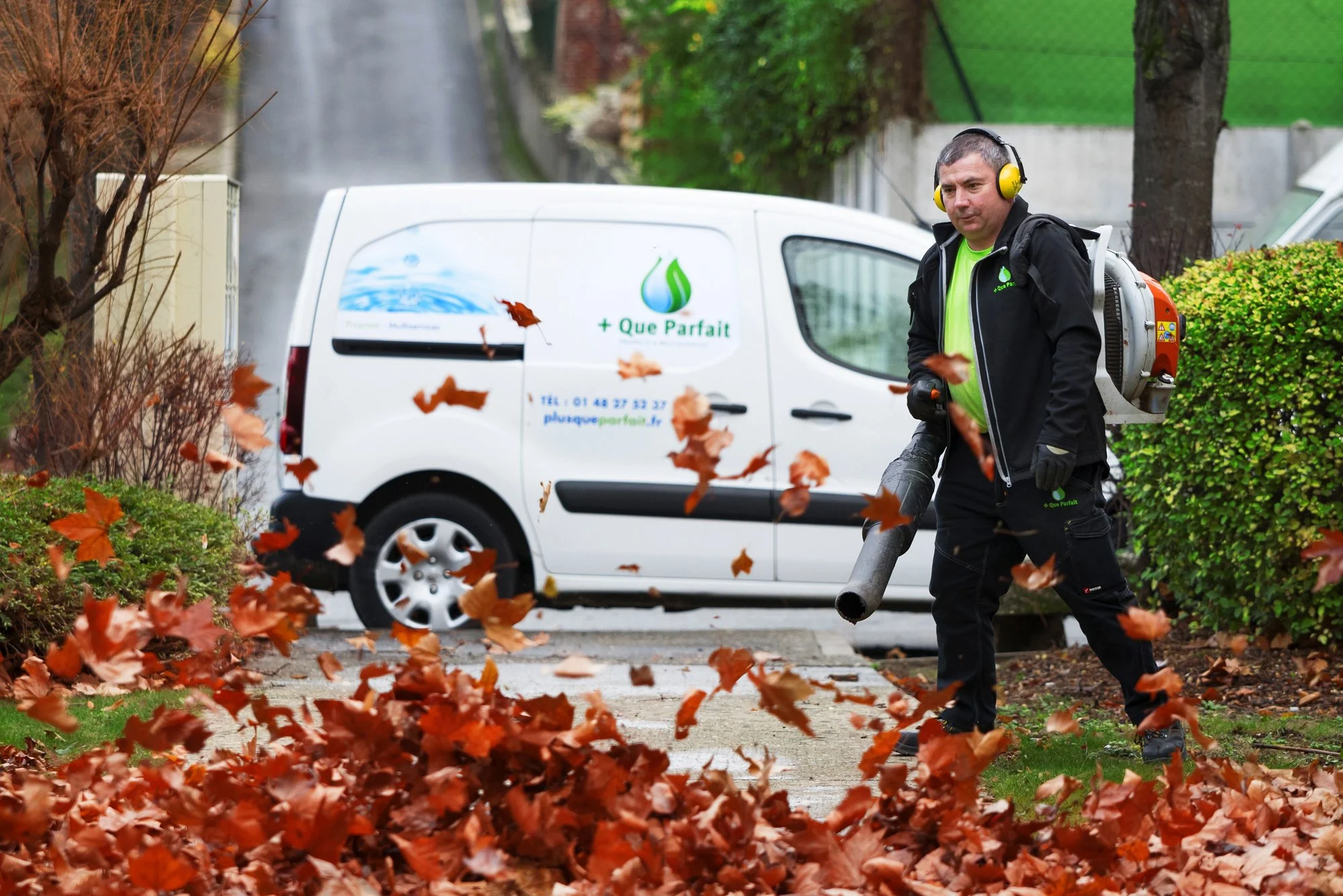 Entretien Espaces Verts  Paris Perpignan Portrait Professionnel Entreprise Société Paris Perpignan France ; Portrait Professionnel Paris Expert-Comptable N&B Paris Perpignan France ; Portrait Professionnel; Paris; Perpignan; Montpellier; France; Sud;