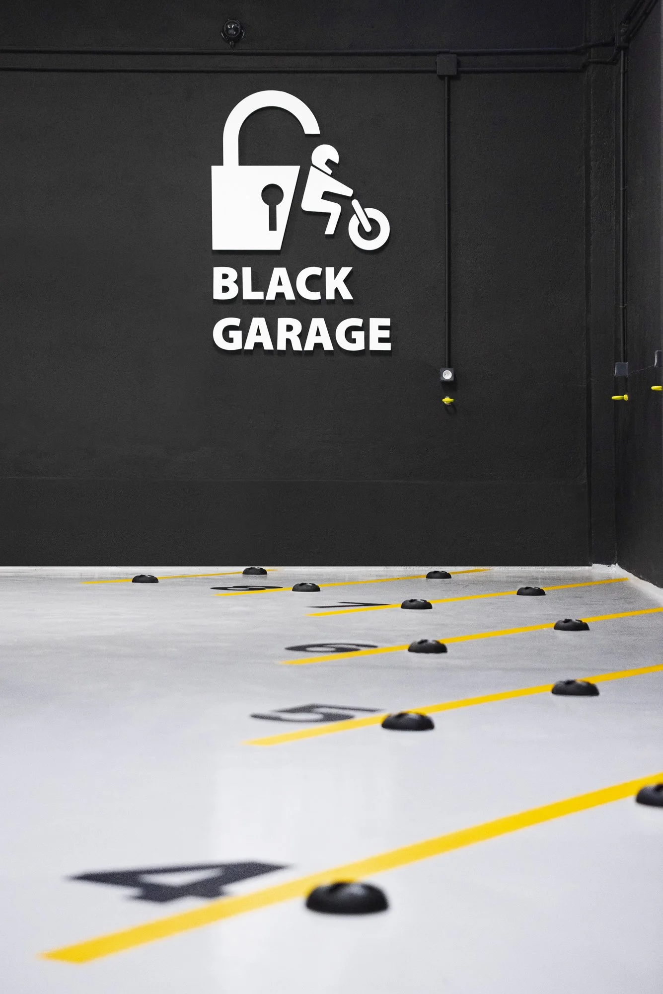 Black Garage, Perpignan, Local, Paris, Merchandising, Biens Immobiliers Architecture Intérieur Architecte Décorateur Salon Cuisine Salle de Bain Marbre Paris Perpignan ©Juliette Jem  Architectures d’Intérieur, Architecte, Décorateurs, Maison, Biens I