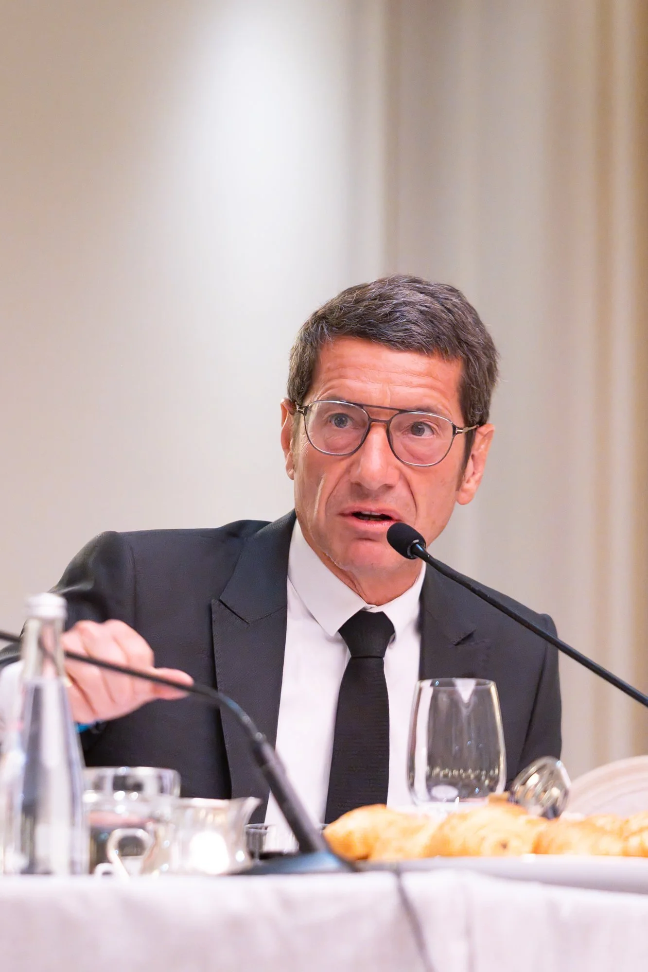 ©Juliette JEM, Banque, Caisse d'Epargne, Campagne Présidentielle 2027, David Lisnard Maire de Cannes, Four Seasons Hôtel George V, Juliette Jem, Paris, Patrick Wasjamn, Petit Déjeuner Débat, Photo, Photo Corporate, Politique, Politique Internationele