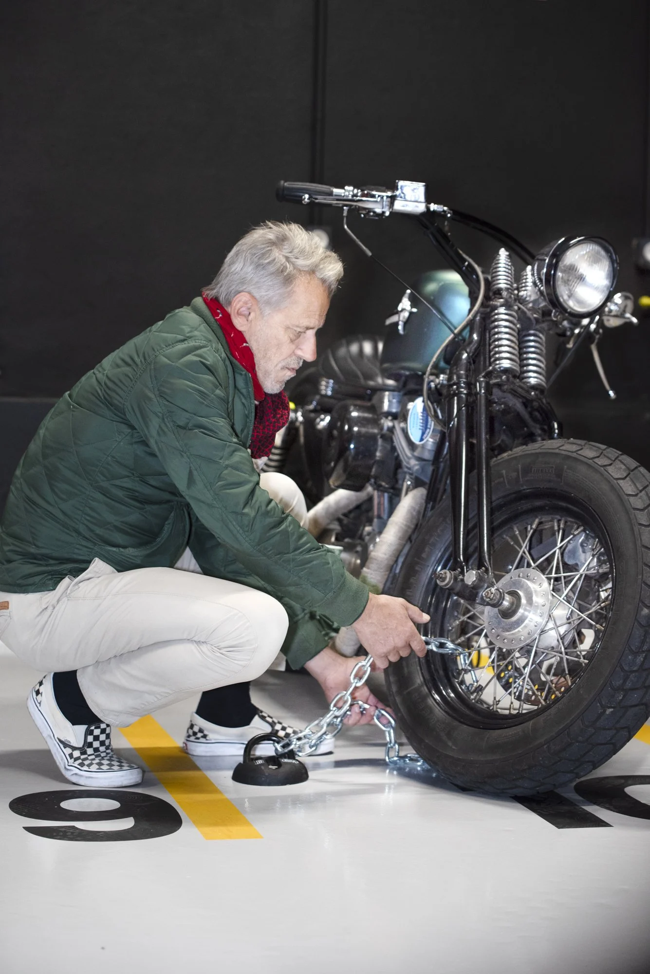 Blac kGarage; Motards;  Paris; Perpignan Portrait Professionnel; Entreprise; Société Paris; Perpignan; France; Photographe; Juliette Jem ; Portrait Professionnel Paris Expert-Comptable N&B Paris Perpignan France ; Portrait Professionnel; Paris; Perpi