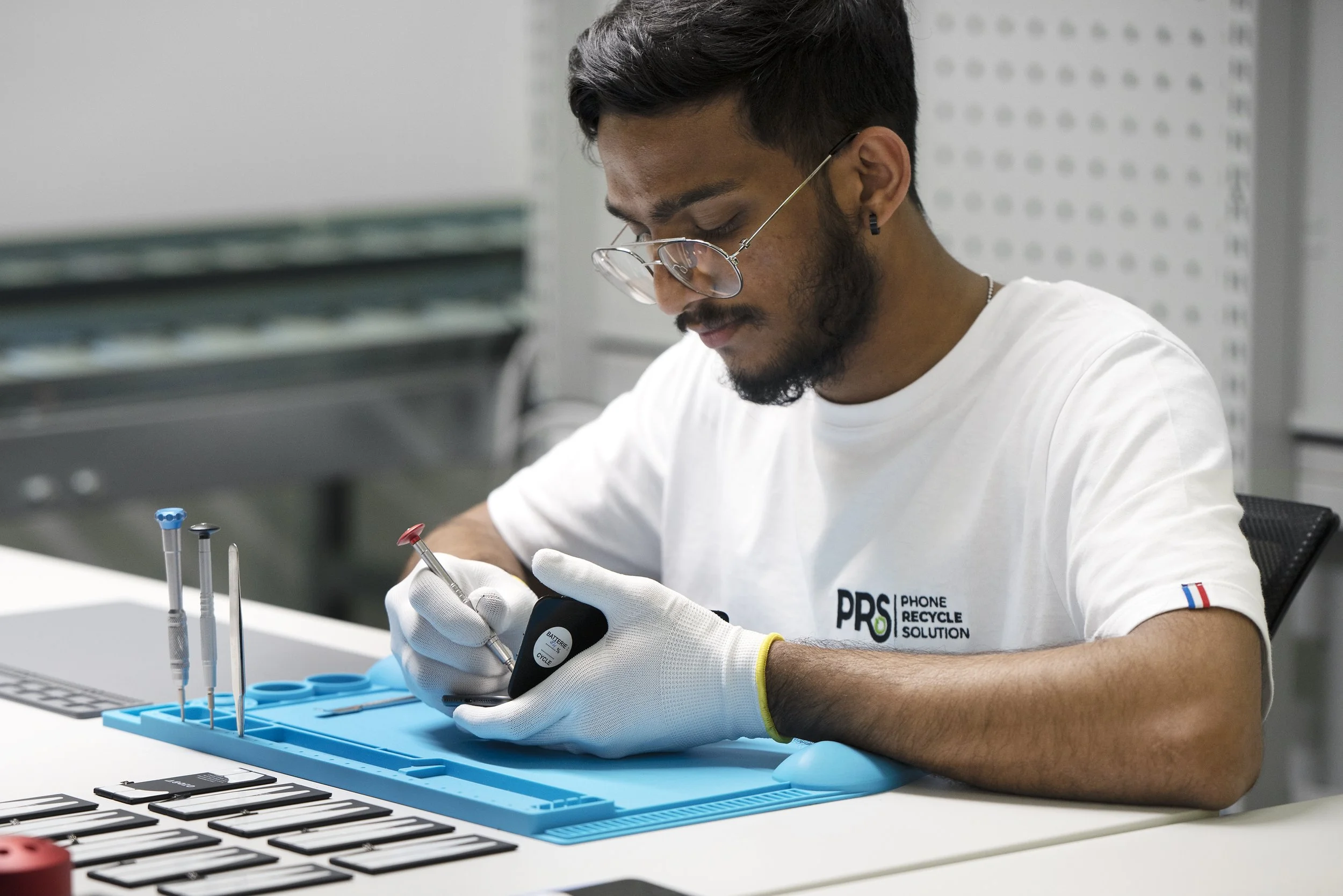 Entretien PRS Phone Recycle Solution Téléphone  Paris Perpignan Usine Portrait Professionnel Entreprise Société Paris Perpignan France ; Portrait Professionnel Paris Expert-Comptable N&B Paris Perpignan France ; Portrait Professionnel; Paris; Perpign