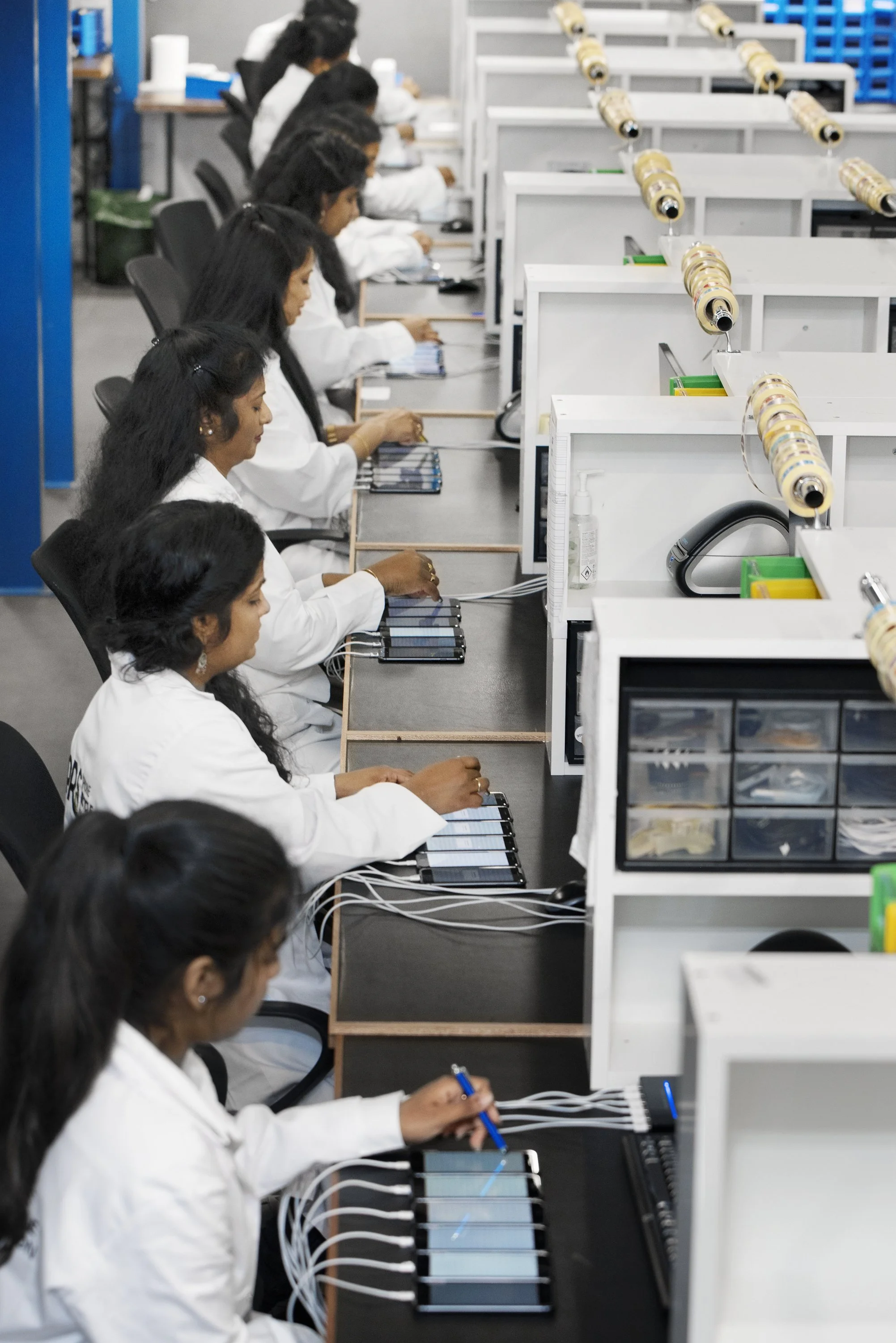 PRS Phone Recycle Solution Téléphone Paris Perpignan  Usine Entreprise Société Paris Perpignan France ; Portrait Professionnel Paris Expert-Comptable N&B Paris Perpignan France ; Portrait Professionnel; Paris; Perpignan; Montpellier; France; Sud; Pho