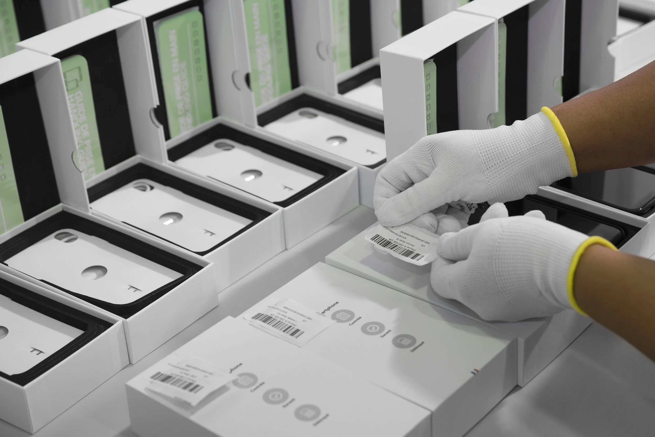 PRS Phone Recycle Solution Téléphone  Paris Perpignan Usine Entreprise Société Paris Perpignan France ; Portrait Professionnel Paris Expert-Comptable N&B Paris Perpignan France ; Portrait Professionnel; Paris; Perpignan; Montpellier; France; Sud; Pho