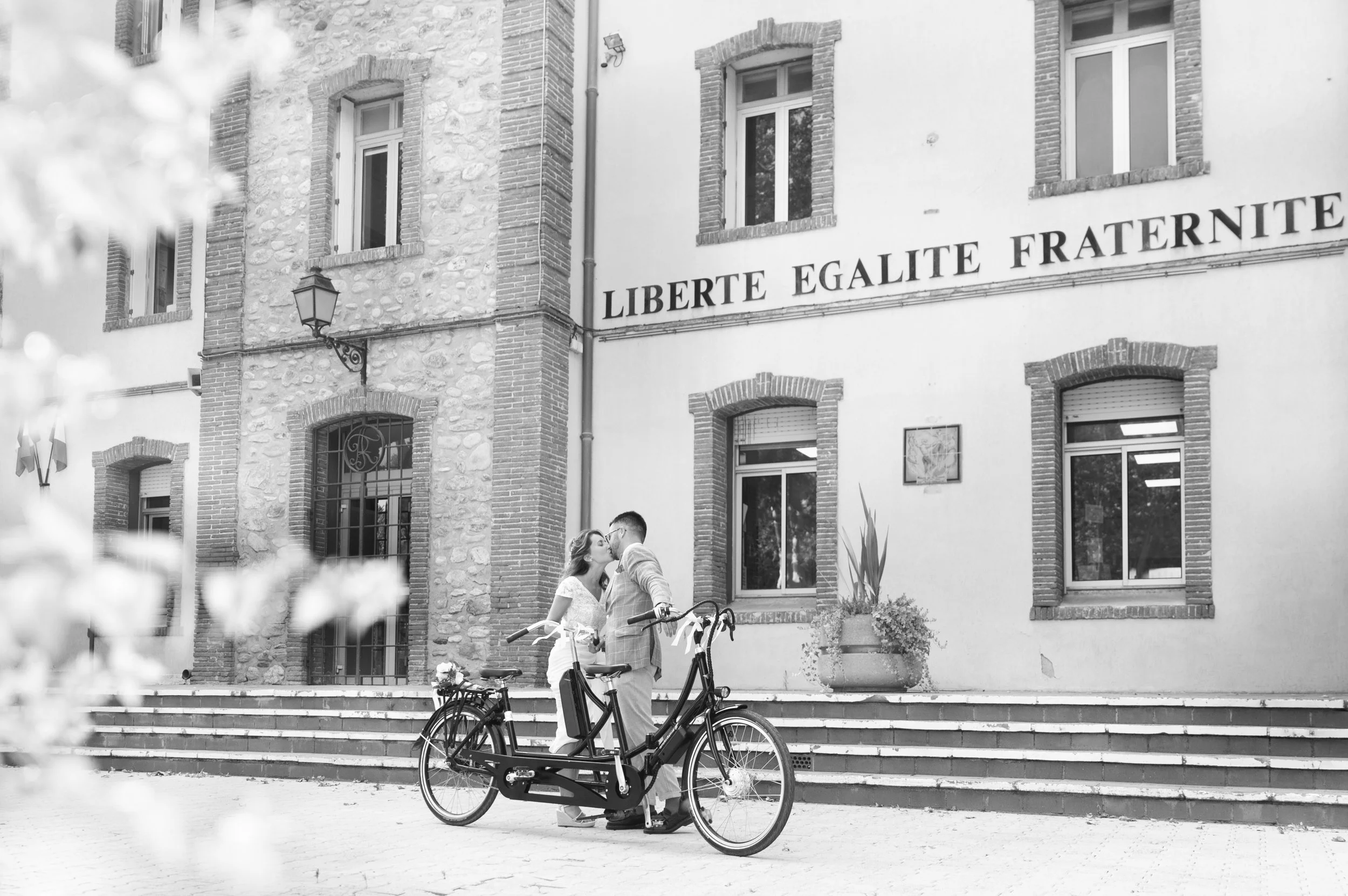 Mariage; France ;  photographe mariage, juliette jem, glamour; chic; française; charme; amour; mariage, wedding; fete, Sud; méditerranée; passion; photo; charme; Paris; Perpignan; Aix-en-Provence; Collioure; Eglise; Plage; alliances, Toulouse; Nîmes;