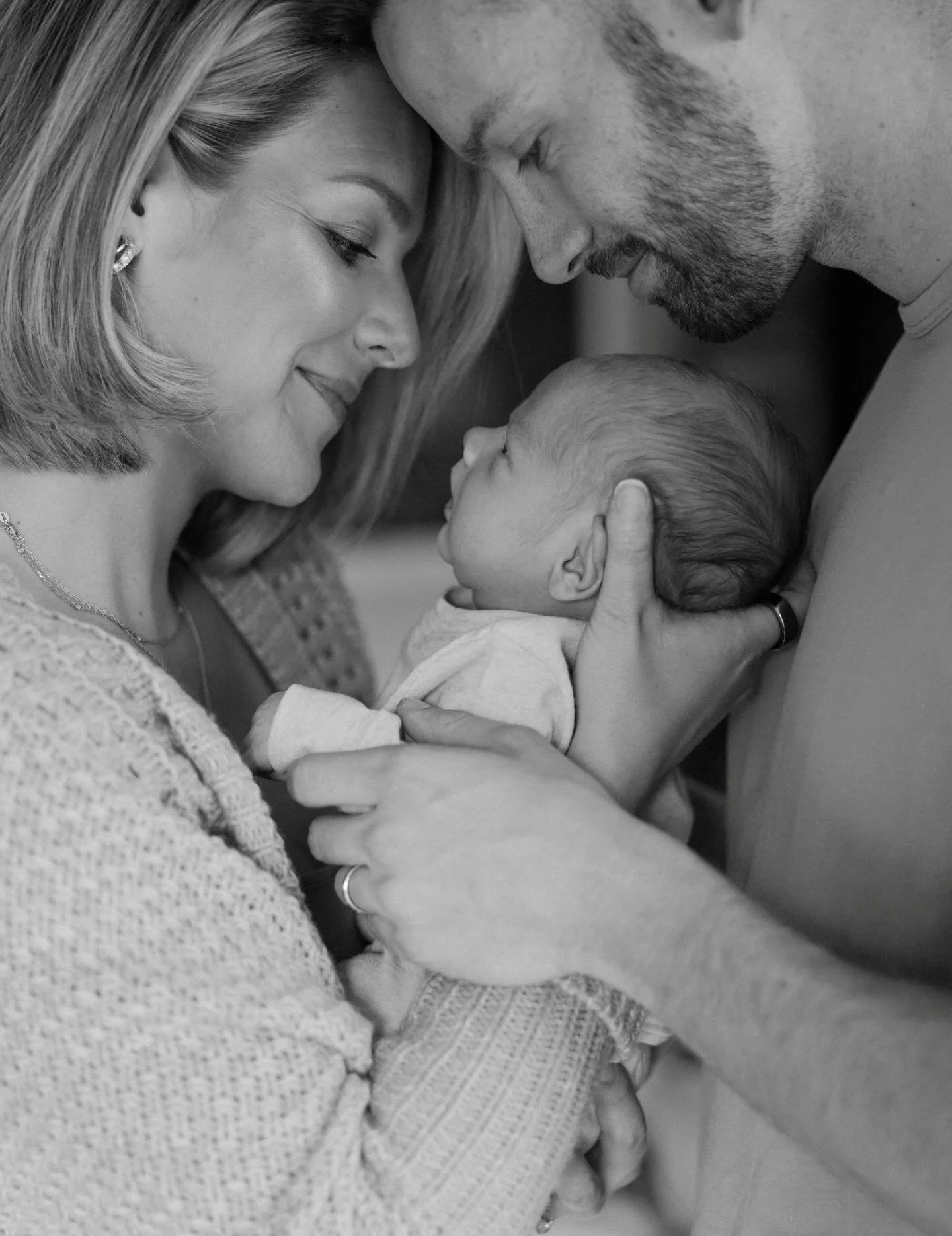 Lindsey and Mace with their little newborn. Loving being apart of everyone&rsquo;s seasons; maternity, newborn, family, etc. it&rsquo;s just so lovely to witness it all. 

#kansascitynewbornphotographer #newbornphotos