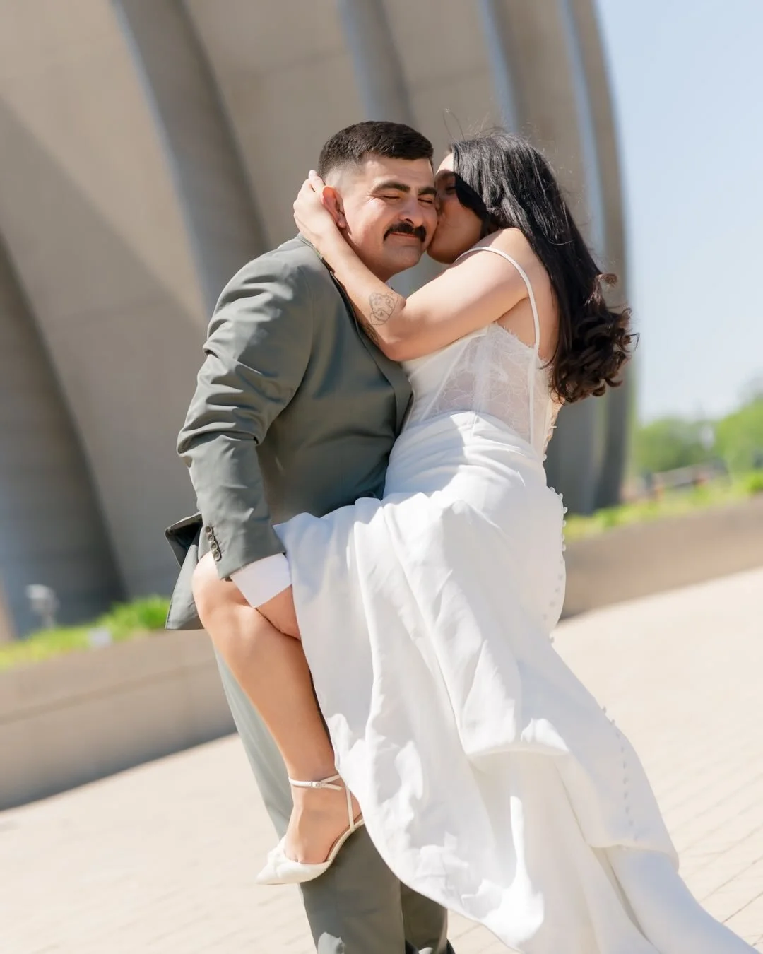 Pete and Toni said they wanted fun lively photos, an if you know me you know I can deliver on a request like that. Huge shout out to @hillsiderskck for the shots and the vibes, @ericajordanweddings for keeping things together. To @poppyflowersco , @m