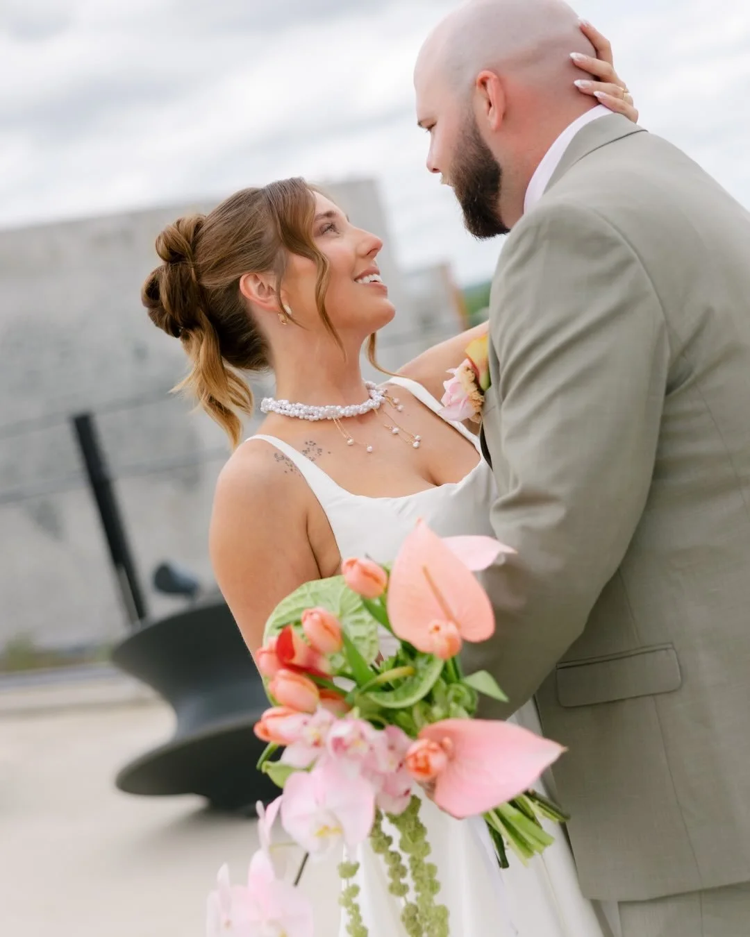 exactly why I love what I do.
From getting ready at Motto by Hilton Bentonville Downtown to celebrating at The Ledger, every part of the day felt intentional, vibrant, and completely them. Colorful florals, incredible food, and a real grassroots live