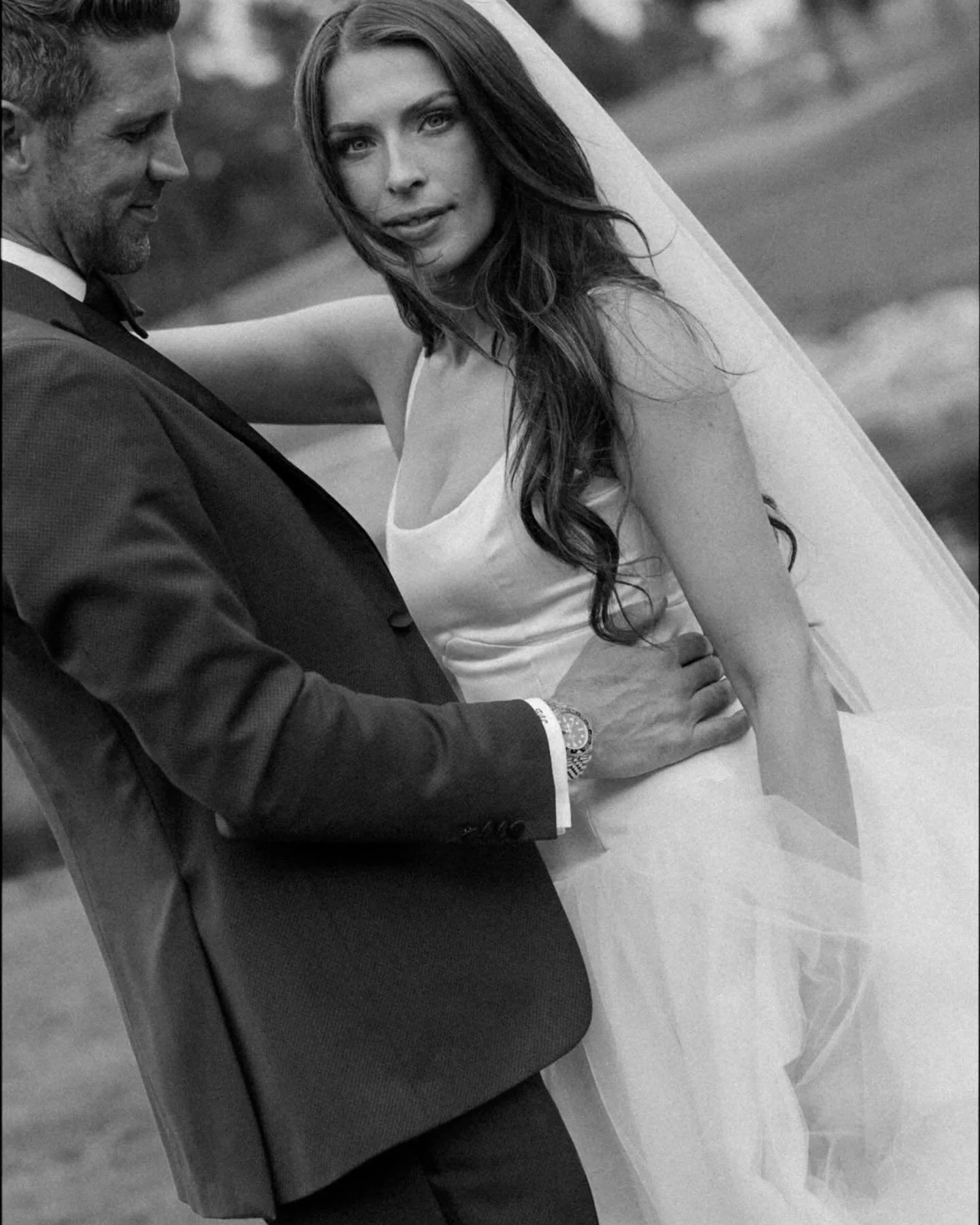 Ellie and Jamie&hellip; thank you for asking me to be apart of this. I&rsquo;m so excited about how your day turned out. Adore you both to the moon. 

Also @amephotographykc I couldn&rsquo;t have shot this day without you!

Vendors
@weddingsbyhannah 