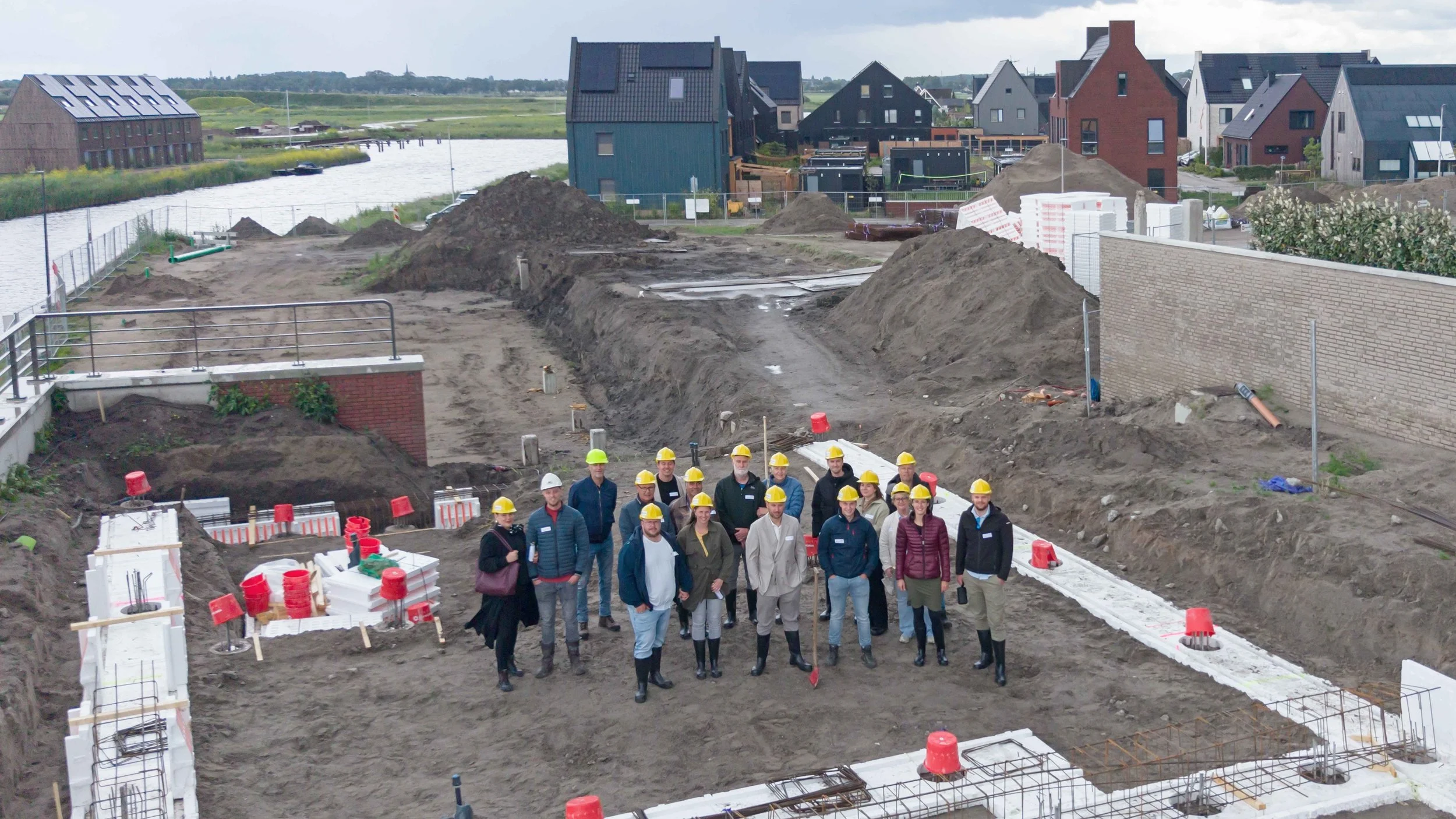 Toekomstige-bewoners-op-de-plek-waar-hun-huizen-gebouwd-worden-in-Reeve.jpg