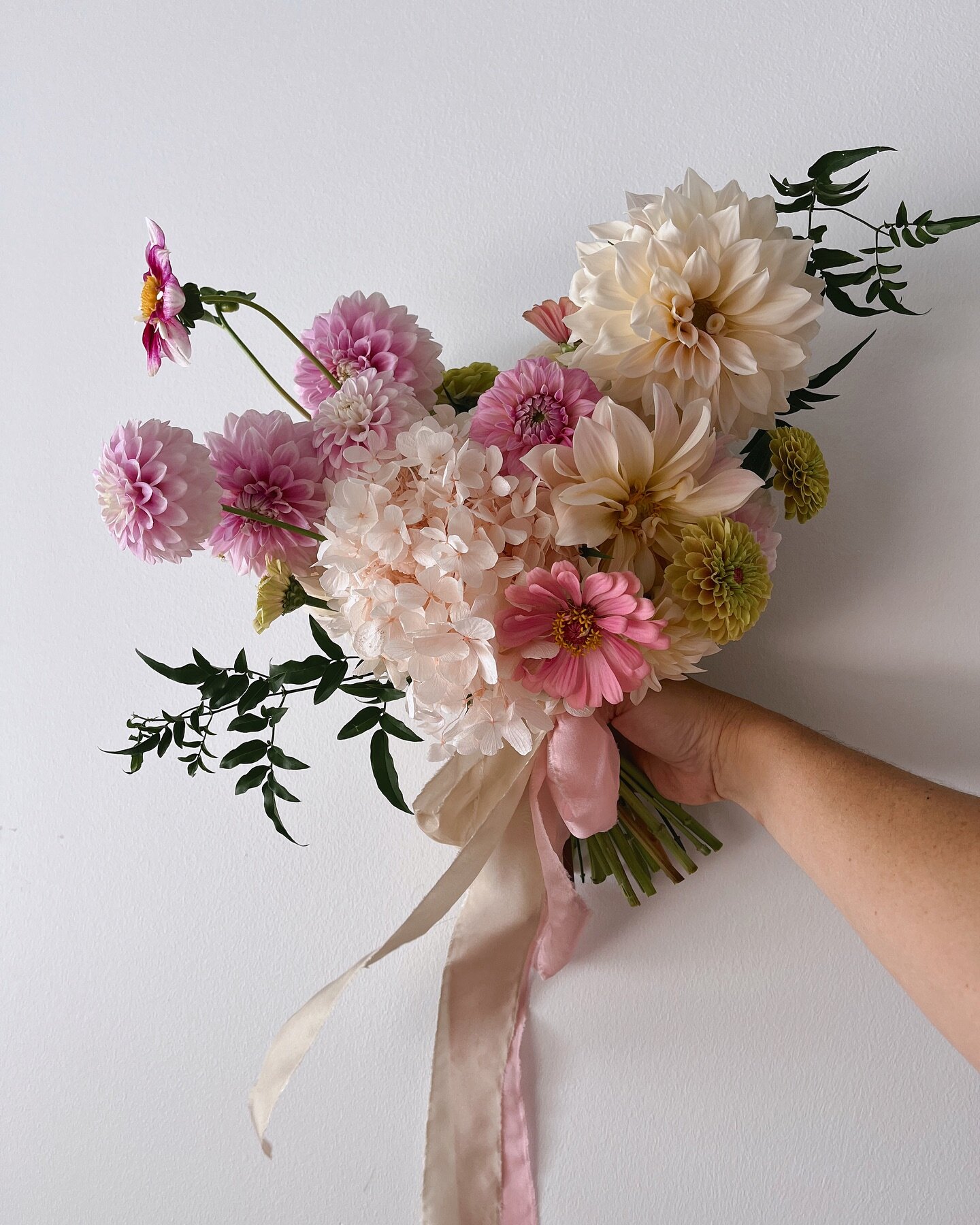 Bridal blooms - Garden florals with a touch of magic ✨
.
.
.
.
.
.
#goldcoastflorist #goldcoastwedding #tamborinemountain #tamborineflorist #bridalbouquet #bridalflowers #mounttamborinewedding #mounttamborine #flowerworkshop #flowertutorial #howtomak