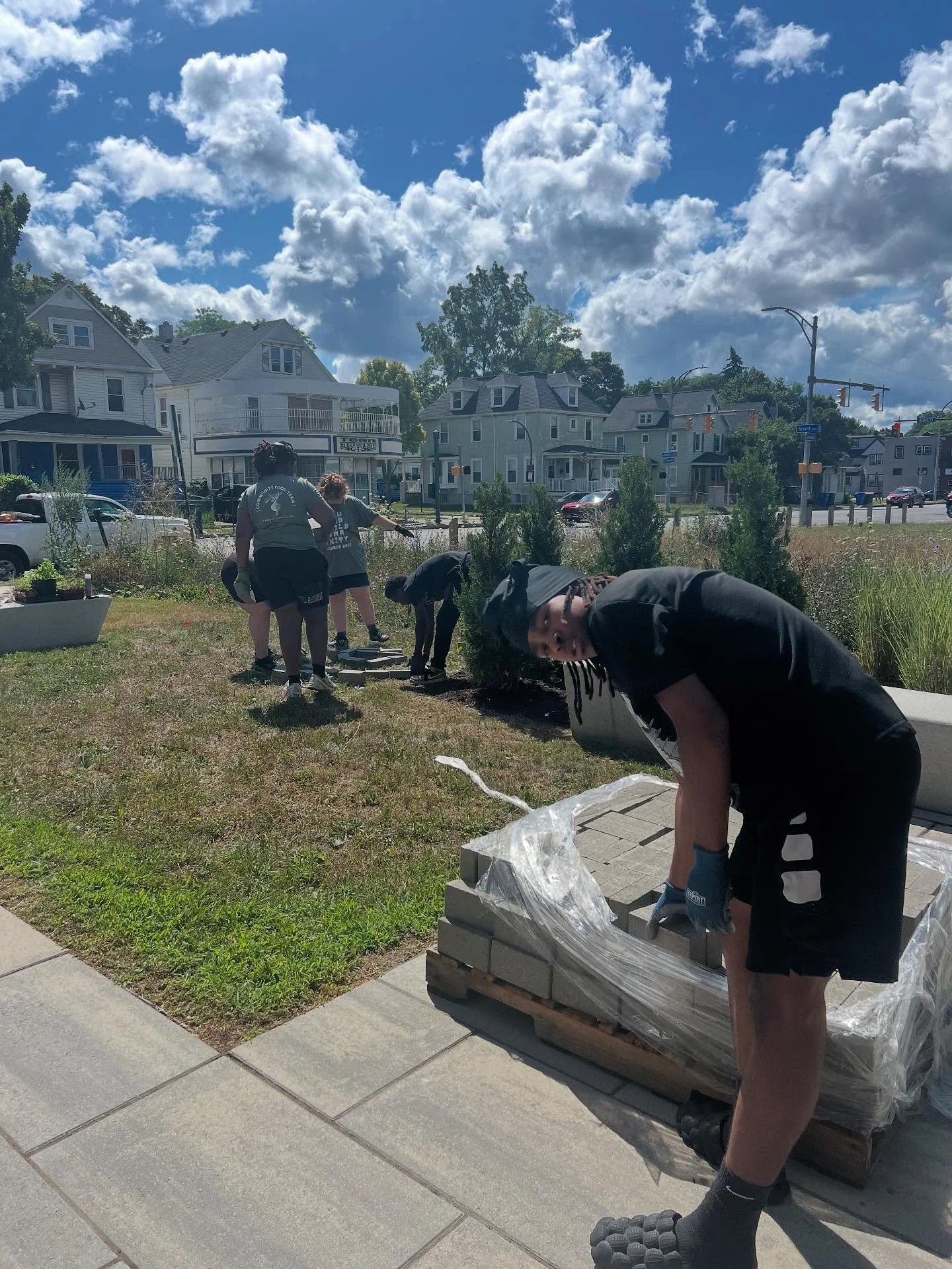 #TBT to our collab with @taprootcollectiveroc who helped us build our raised beds and the latest edition of an herb spiral🌱🫛

#changestartswithyouth
#teenempowerment
#rochester
#teroc
#roc