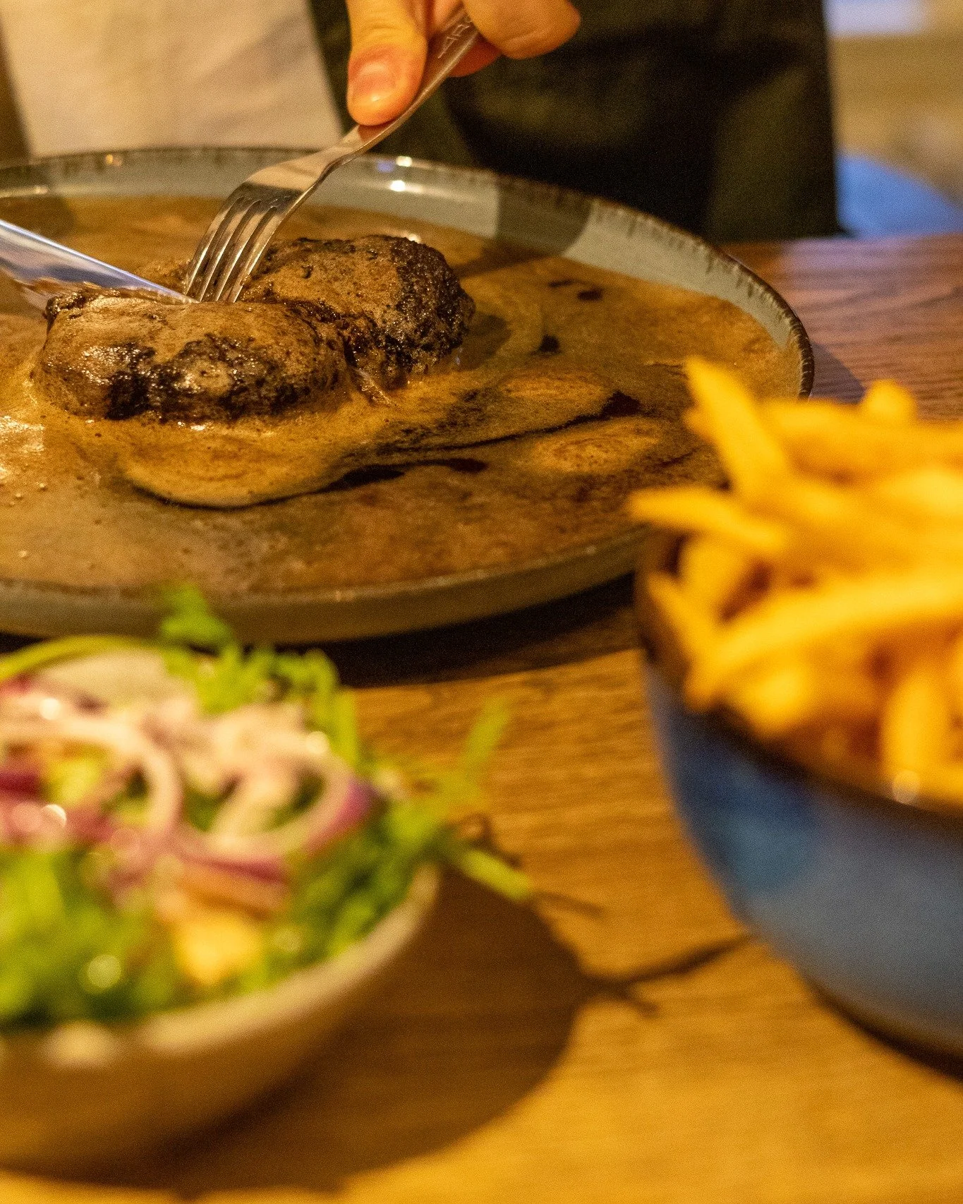 Oma’s biefstuk zoals die hoort, met lekker veel jus π₯©π·
#restaurant #friet #amsterdam #landwater #biefstuk