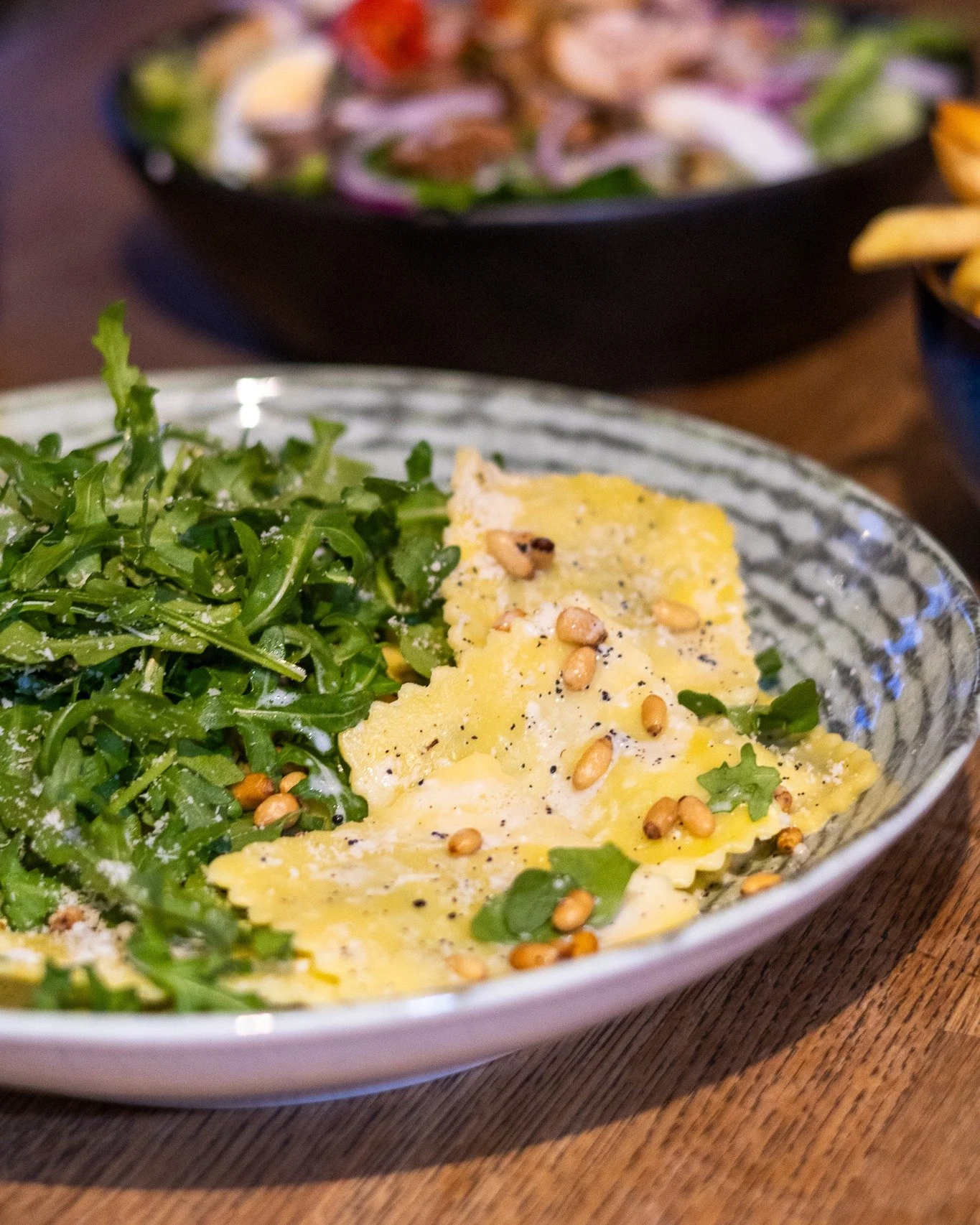 Geniet van de smaak van eenvoud! Een klassieke ravioli met rucola en pijnboompitten.π΄
#restaurantamsterdam #amsterdamnoord #driegangen #pastatime #italianflavours