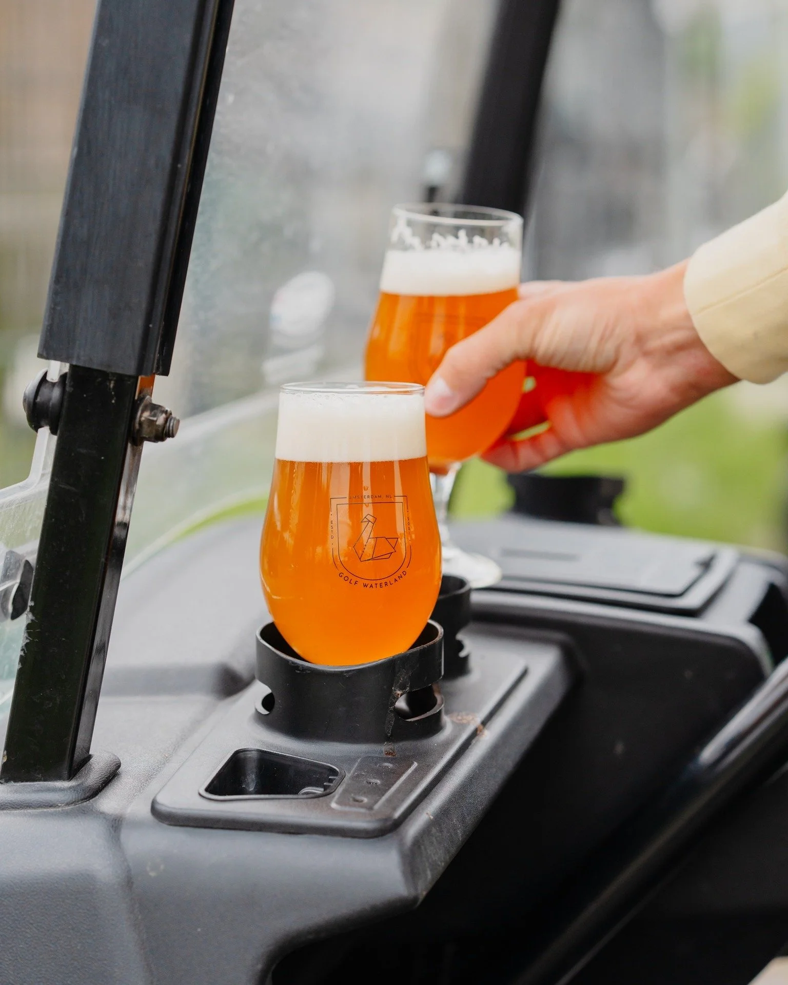 Een verfrissend biertje onderweg op de golfbaan? π»π 
#biertje #golfbaan #ontspanning #buitenleven #gezelligheid