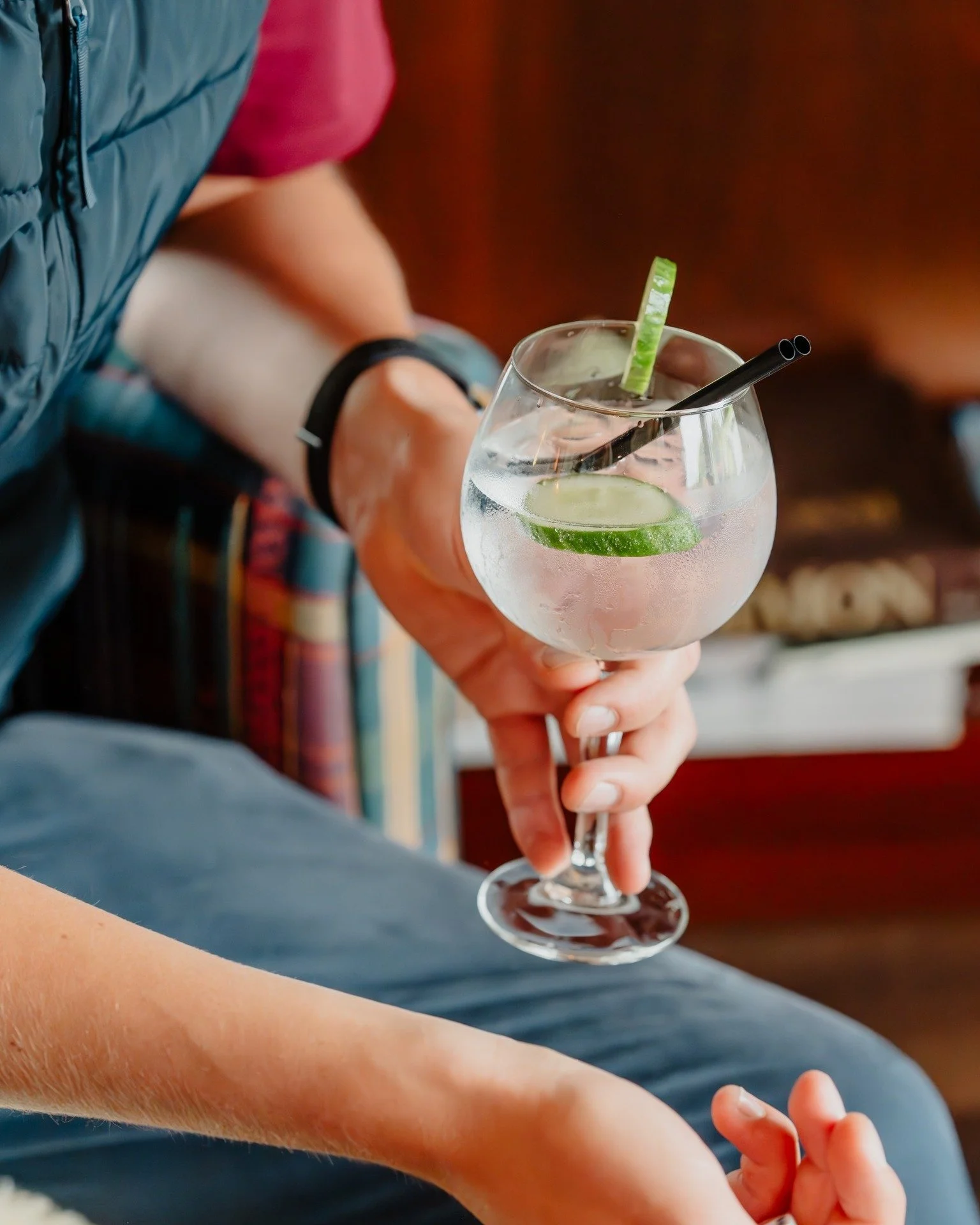 G&T! Tijd om te ontspannen met een verfrissende gin-tonic. πΈπ
 #gintonic #cheers #aftergolf #genieten #smaakbeleving