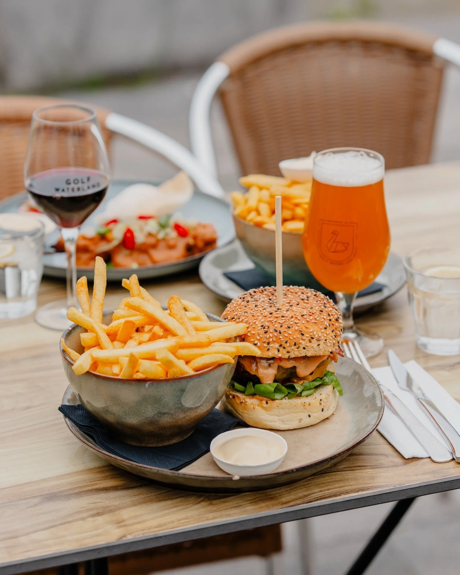 Juicy burgers en crispy frietjes! ππ 
#foodie #comfortfood #smullen #lunchtijd #genieten