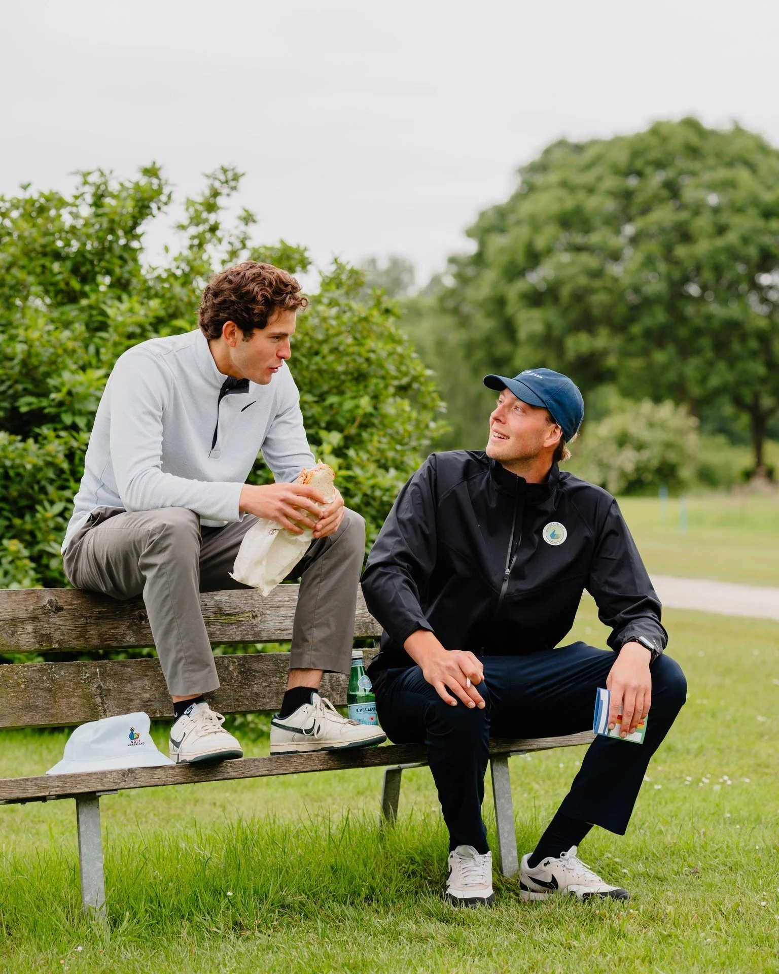 Een pauze tussen de holes door? Geniet samen van een moment van ontspanning. β³οΈπ 
#golfleven #ontspanning #vriendschap #landwatermoment